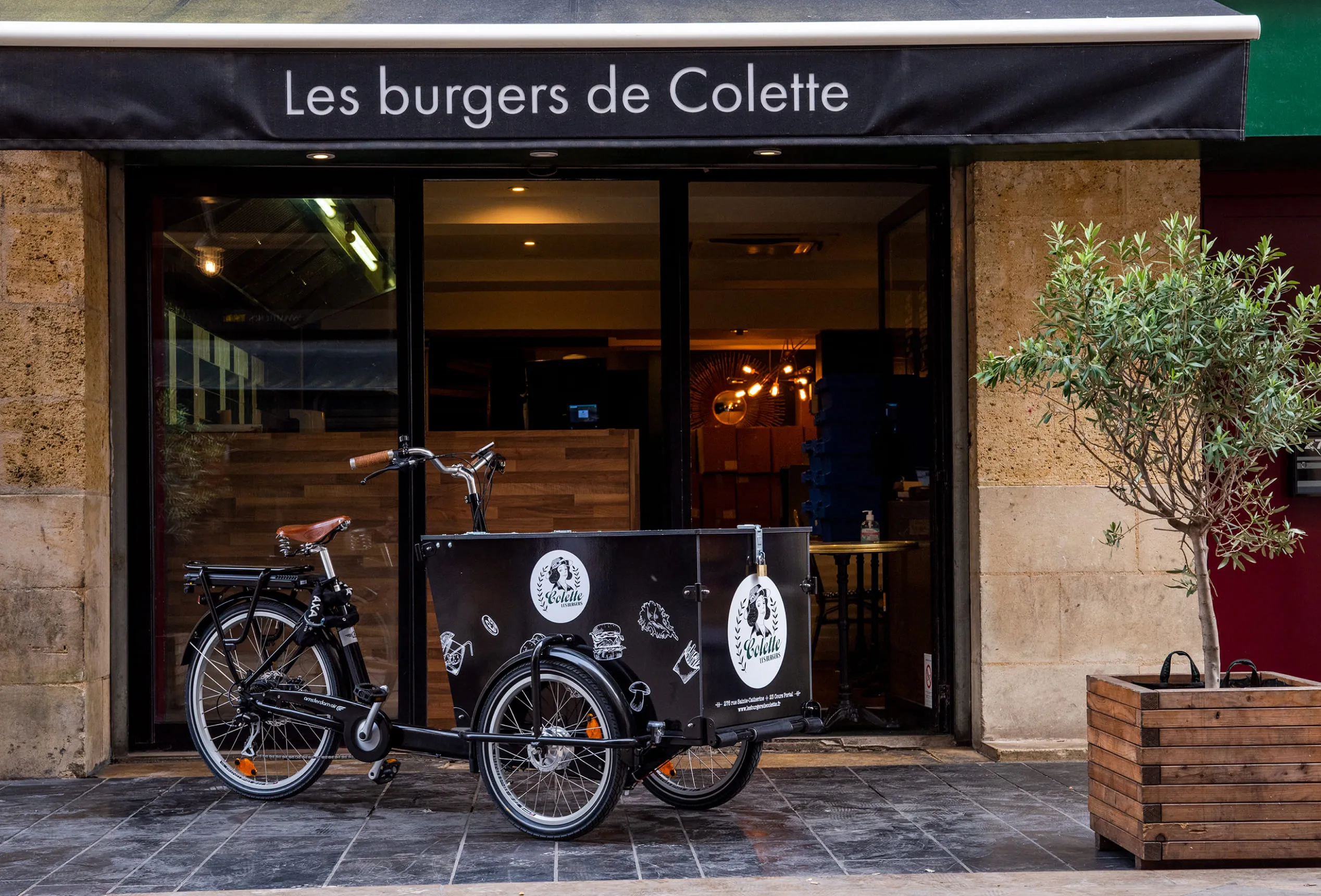 La devanture du restaurant Les Burgers de Colette à Bordeaux Victoire