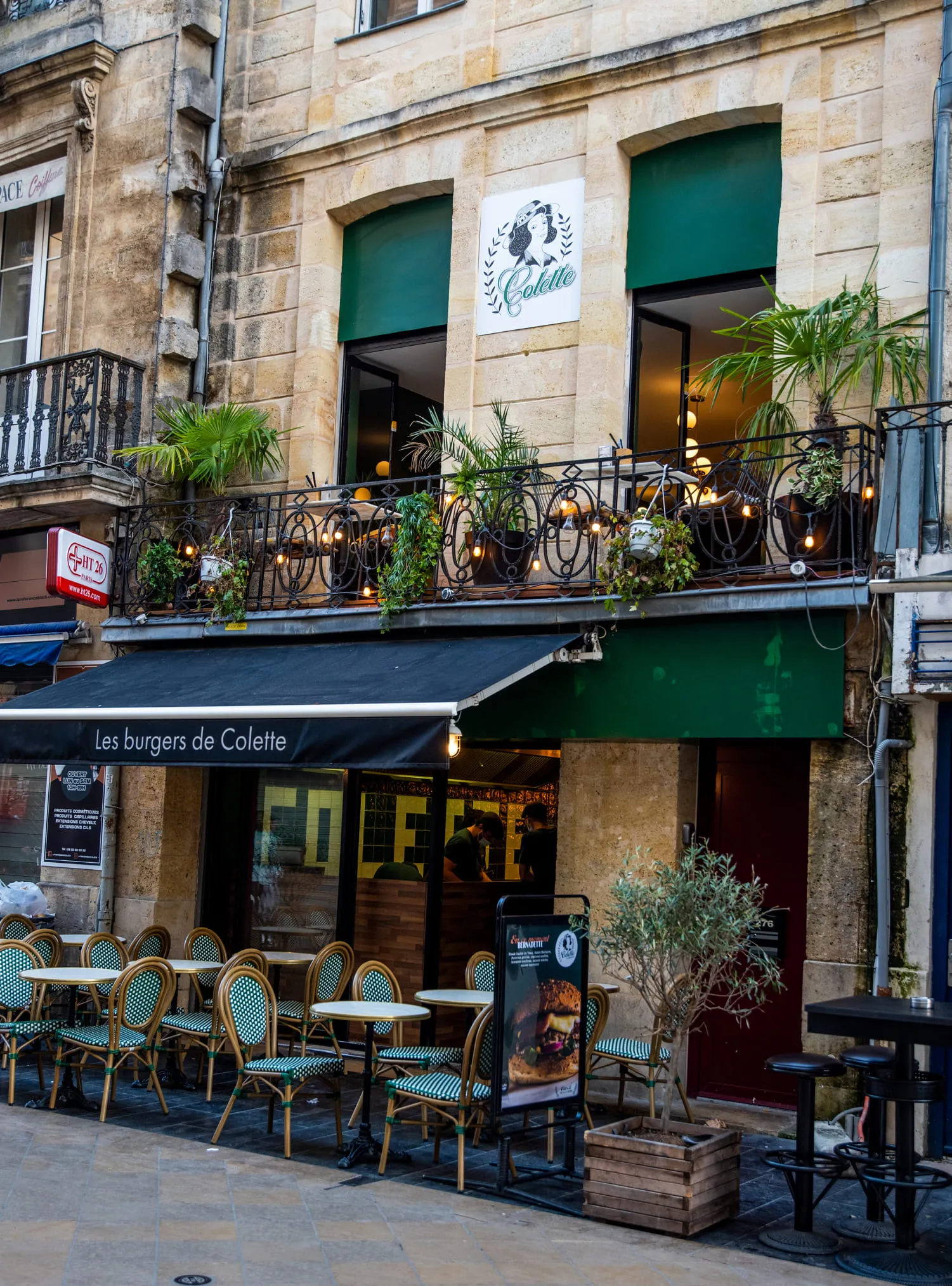 La devanture du restaurant Les Burgers de Colette à Bordeaux depuis la rue Ste Catherine