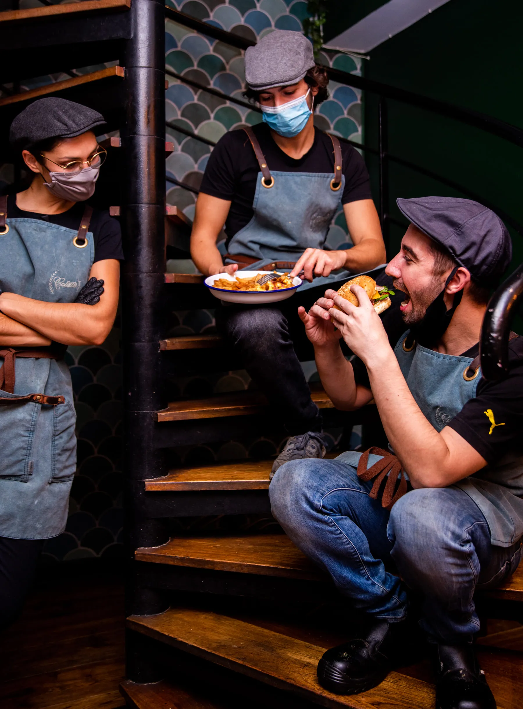 Une équipe d'un restaurant les Burgers de Colette en train de déguster des burgers