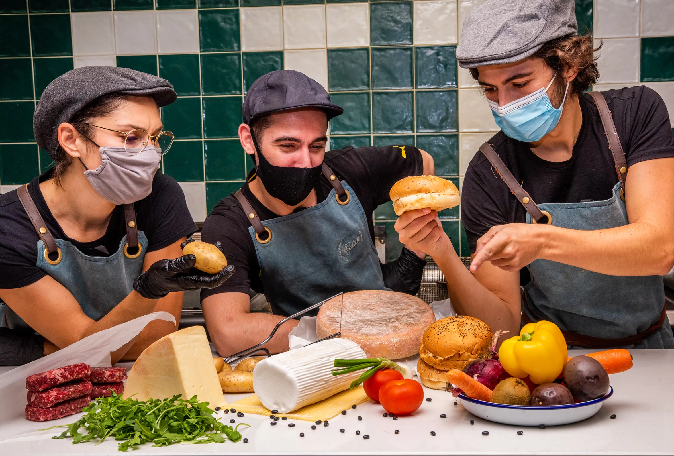Une équipe d'un restaurant les Burgers de Colette avec des masques Covid