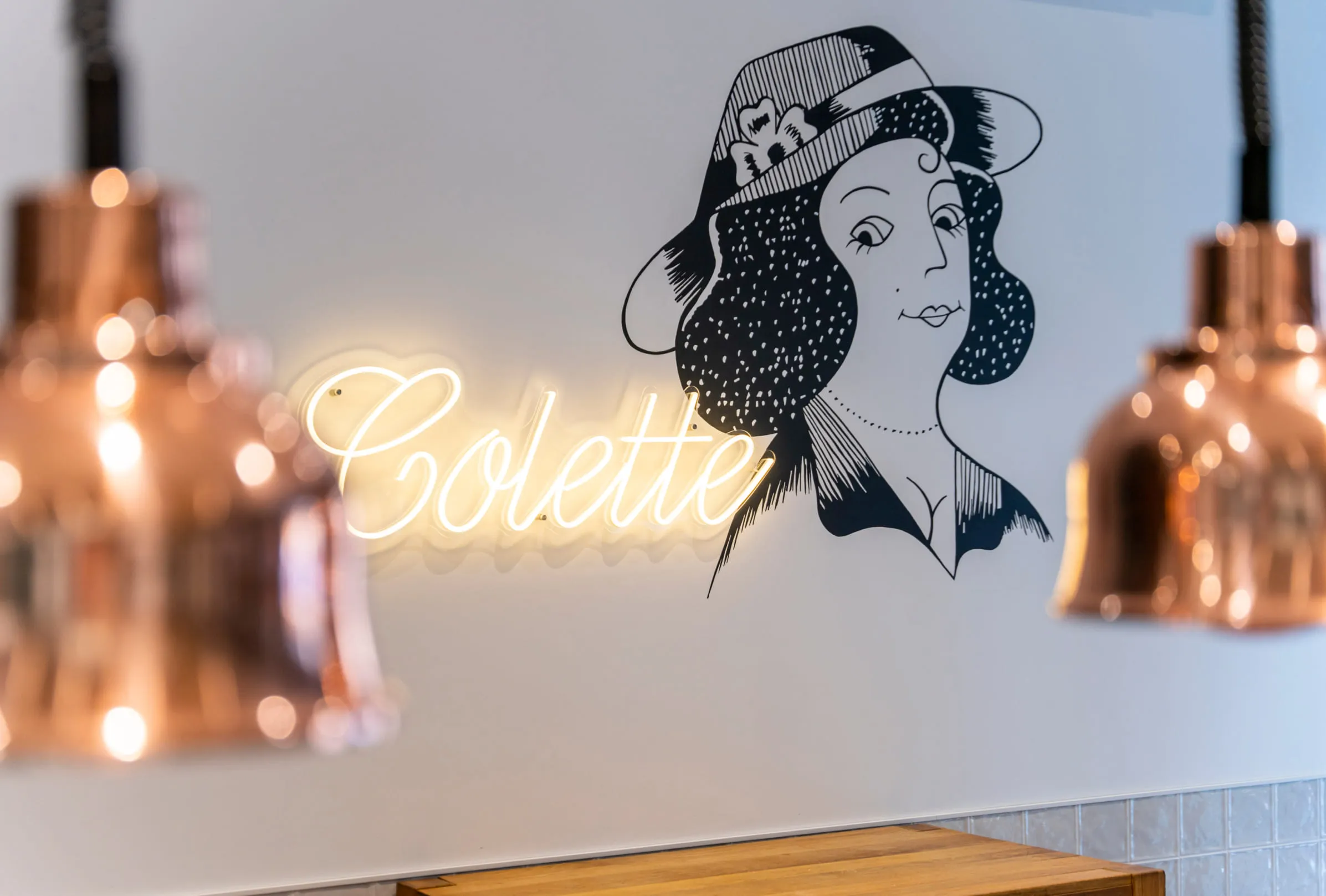 Le logo de Tatie Colette peint sur le mur du restaurant à Bordeaux Grand Théatre