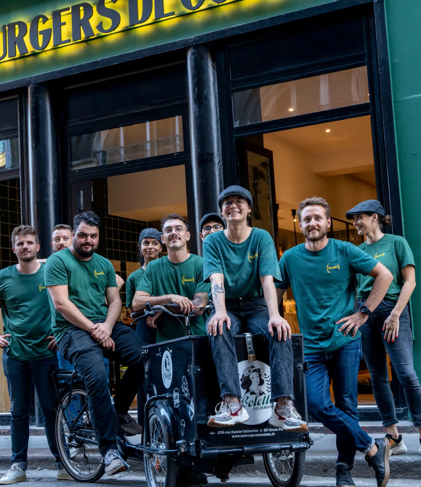 Les employés du restaurant les Burgers de Colette à Bordeaux Grand Théatre pris en photo devant le nouveau restaurant