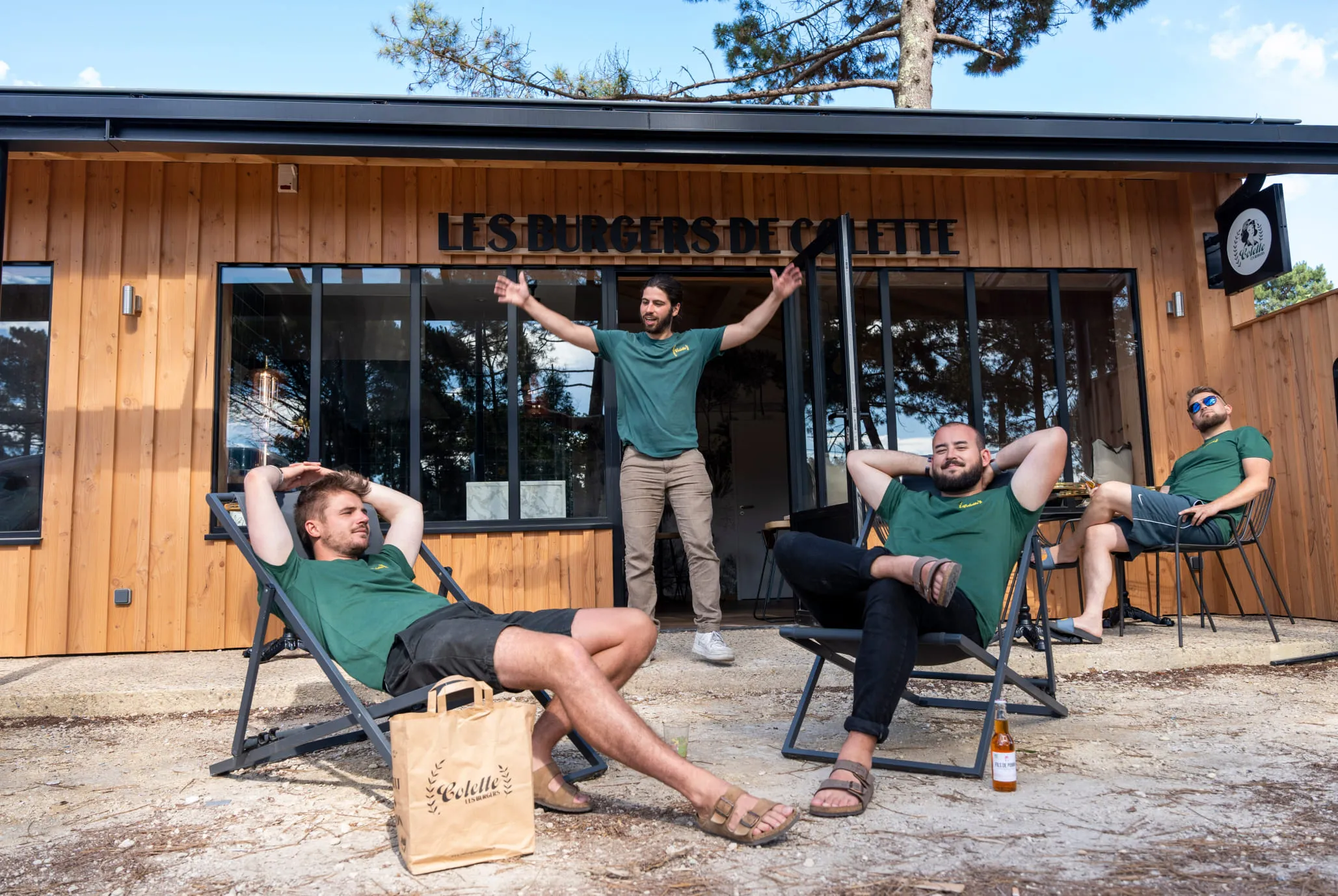 Les fondateurs du restaurant les Burgers de Colette à Claouey Cap-Ferret qui se prélassent devant le nouveau restaurant