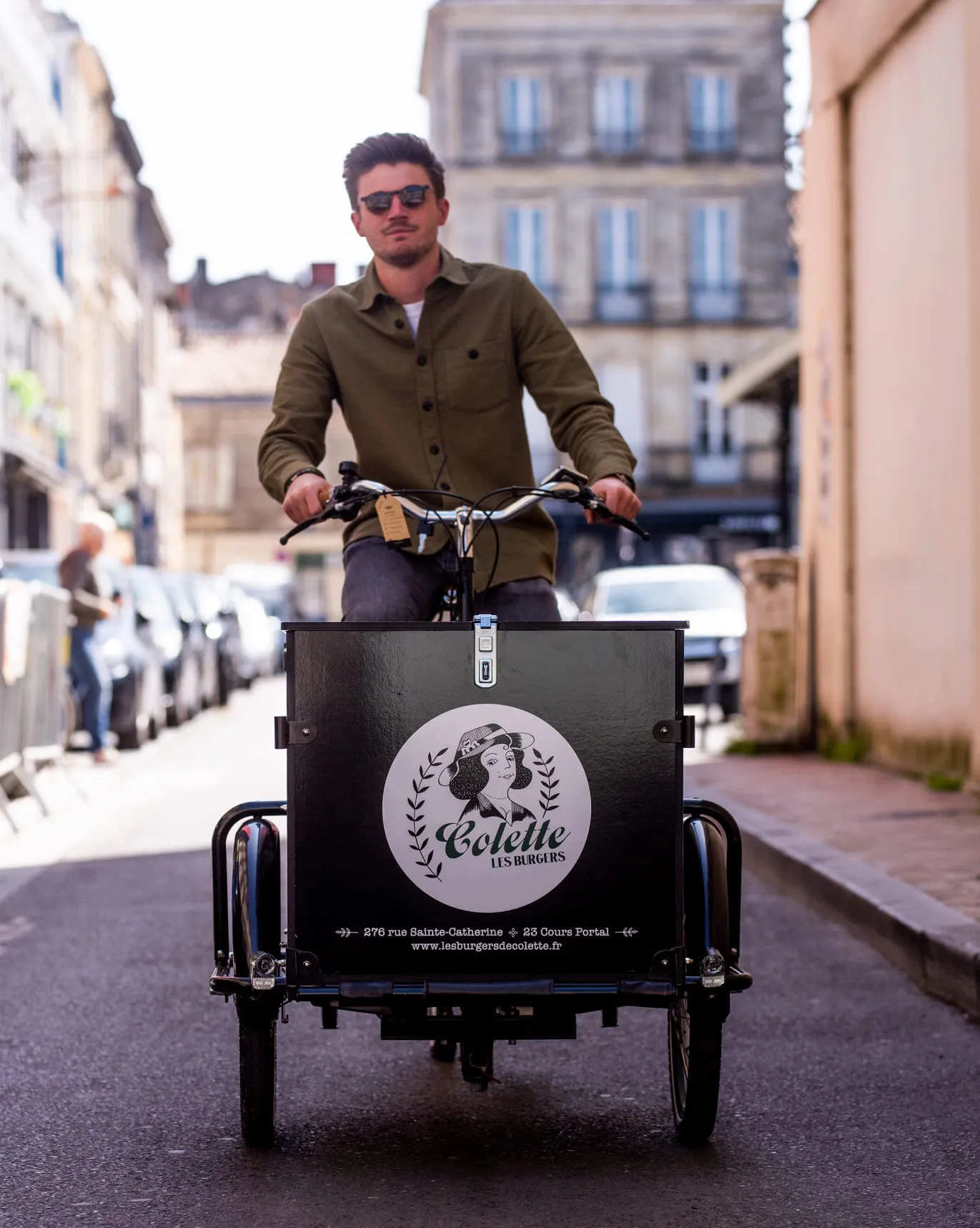 Un des fondateurs sur un vélo les burgers de Colette