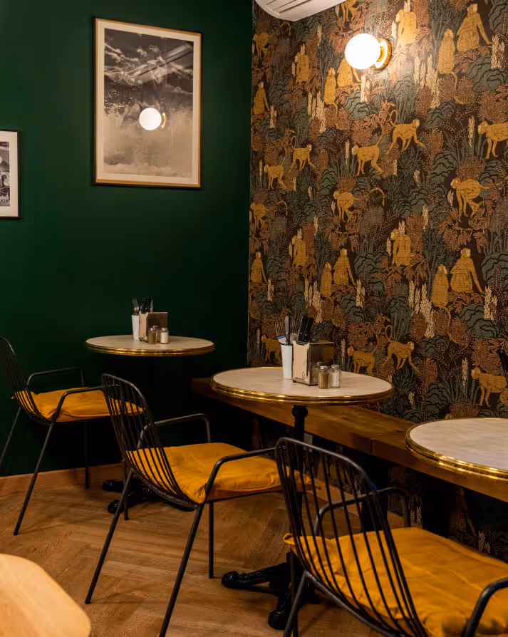 Les tables d'une salle de restaurant les Burgers de Colette