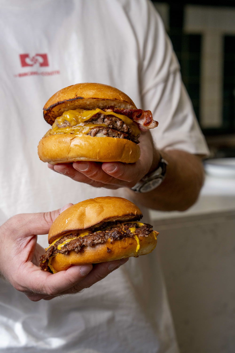 Photo d'un double smash et d'un burger du moment des burgers de Colette