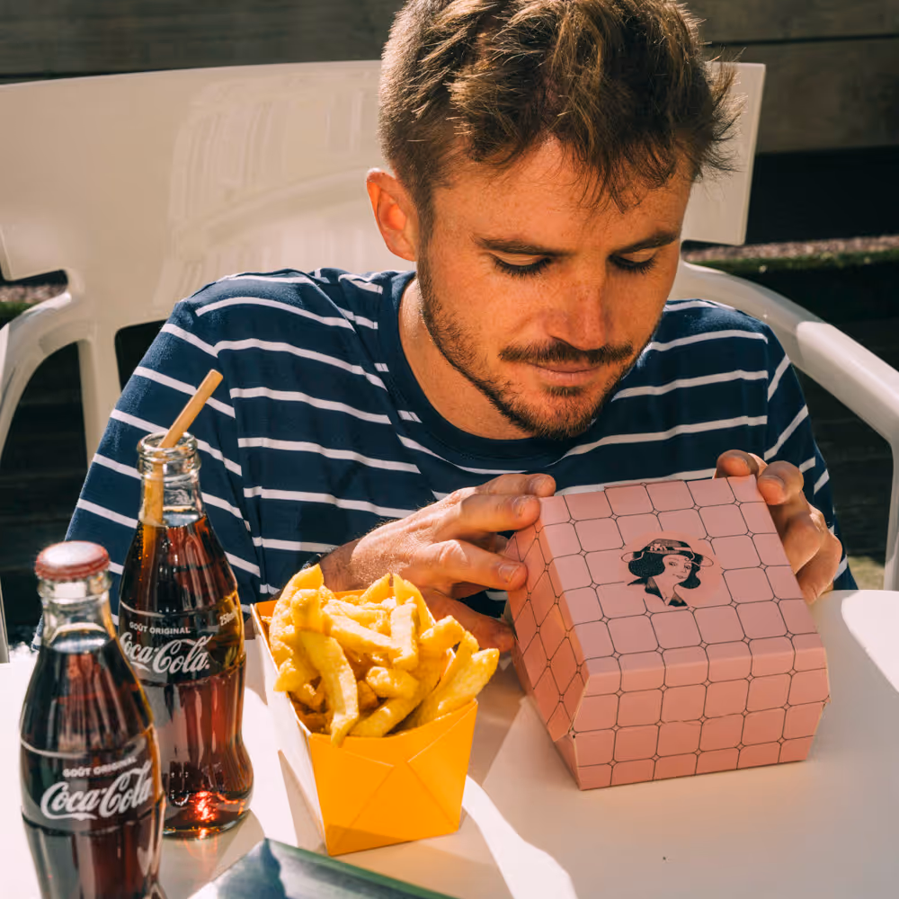 photo de françois qui reproduit une photo de lui petit quand il mangeait un burger