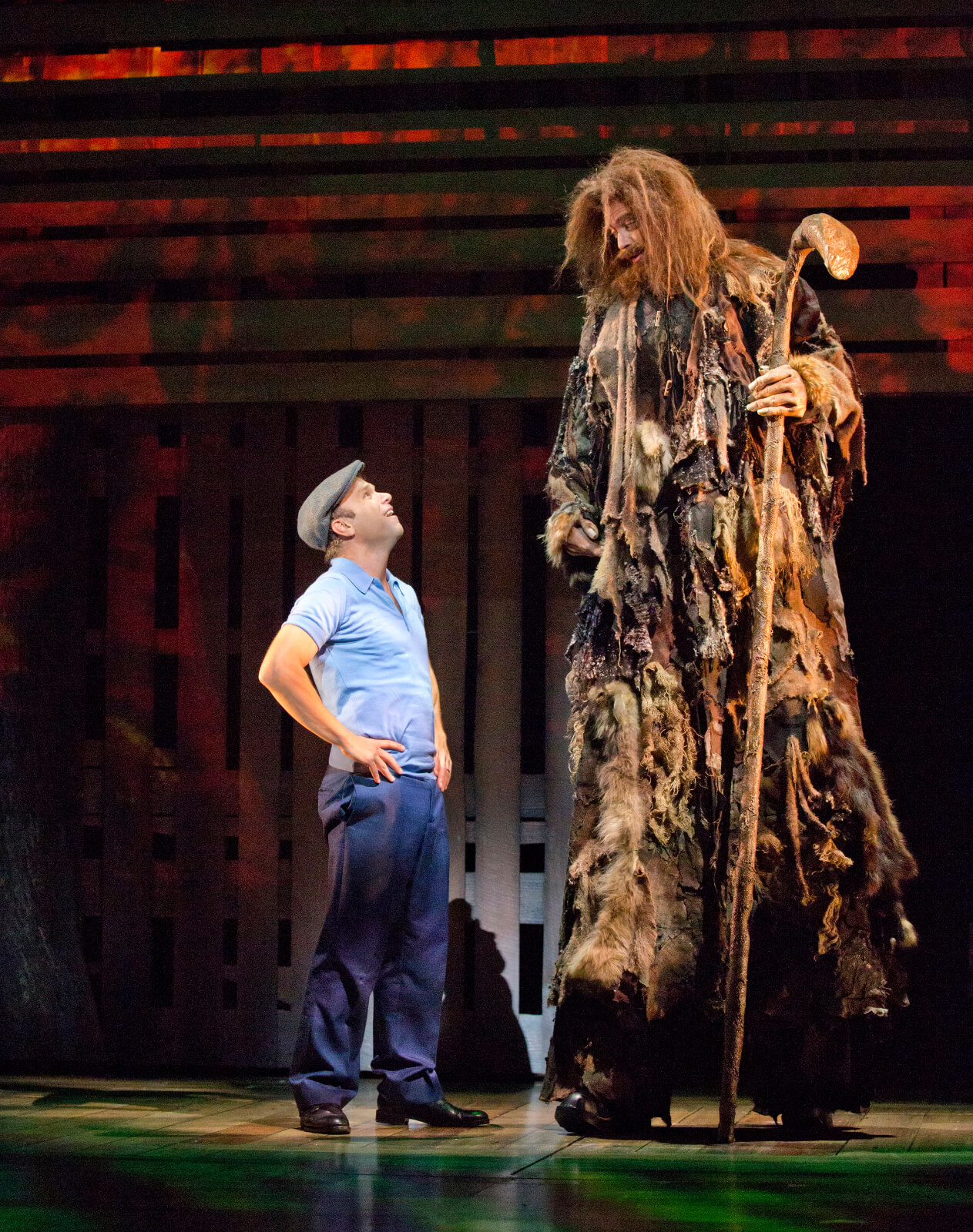 Edward Bloom (Norbort Leo Butz) meets Karl the Giant (Ryan Andes).)