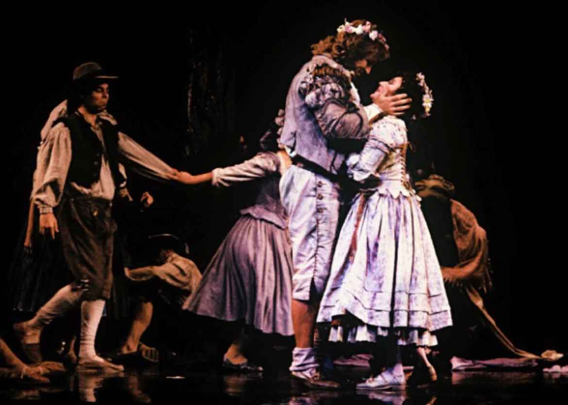 Dean Peterson and Erie Mills sing “Giovinette, che fate all'amore". They are in lilac colored peasant wedding outfits singing about the joy of marriage. 