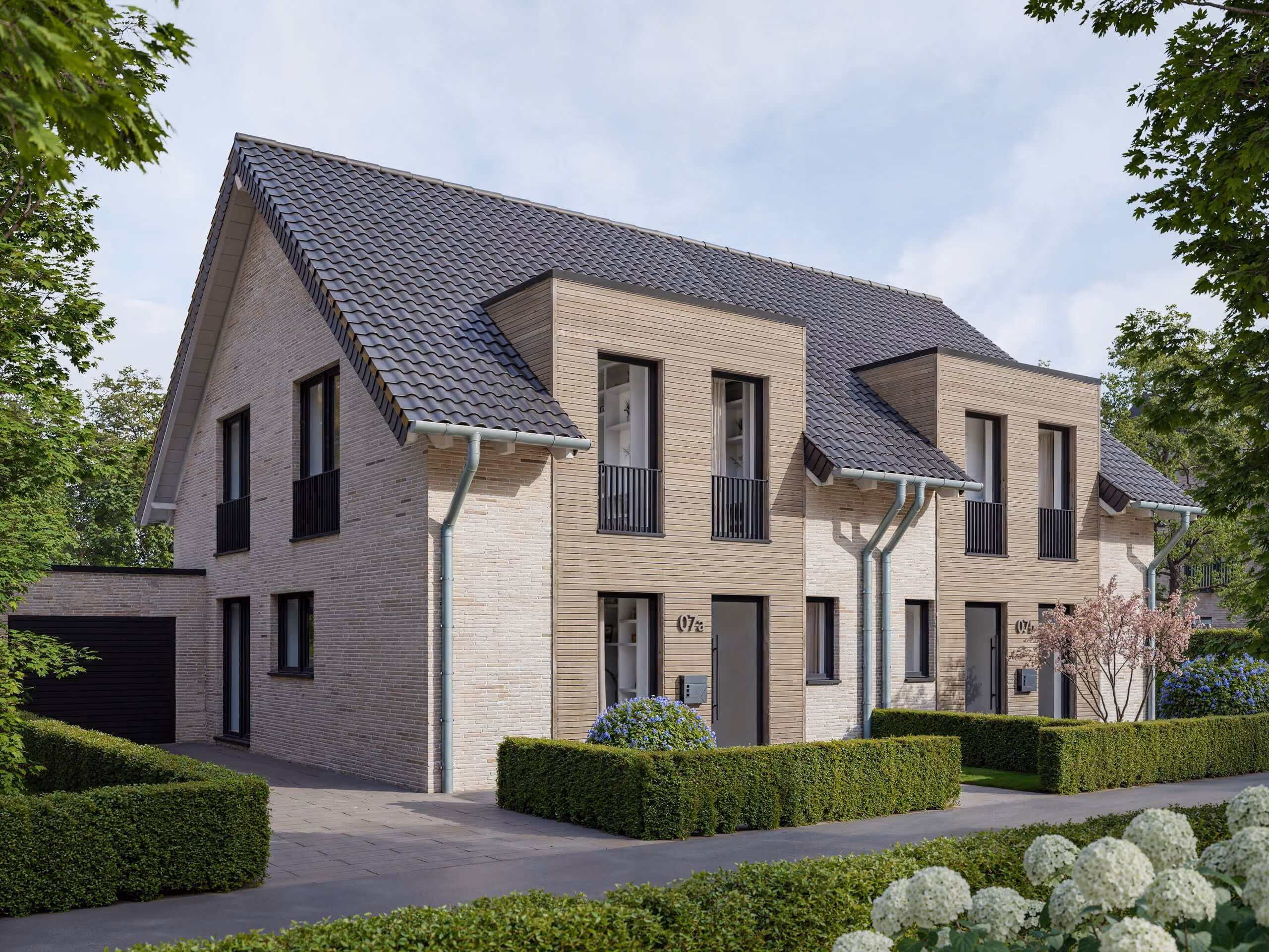 Modern Doppelhaushälfte mit Giebeldach, Holzverkleidung, Garten und gepflegter Hecke.