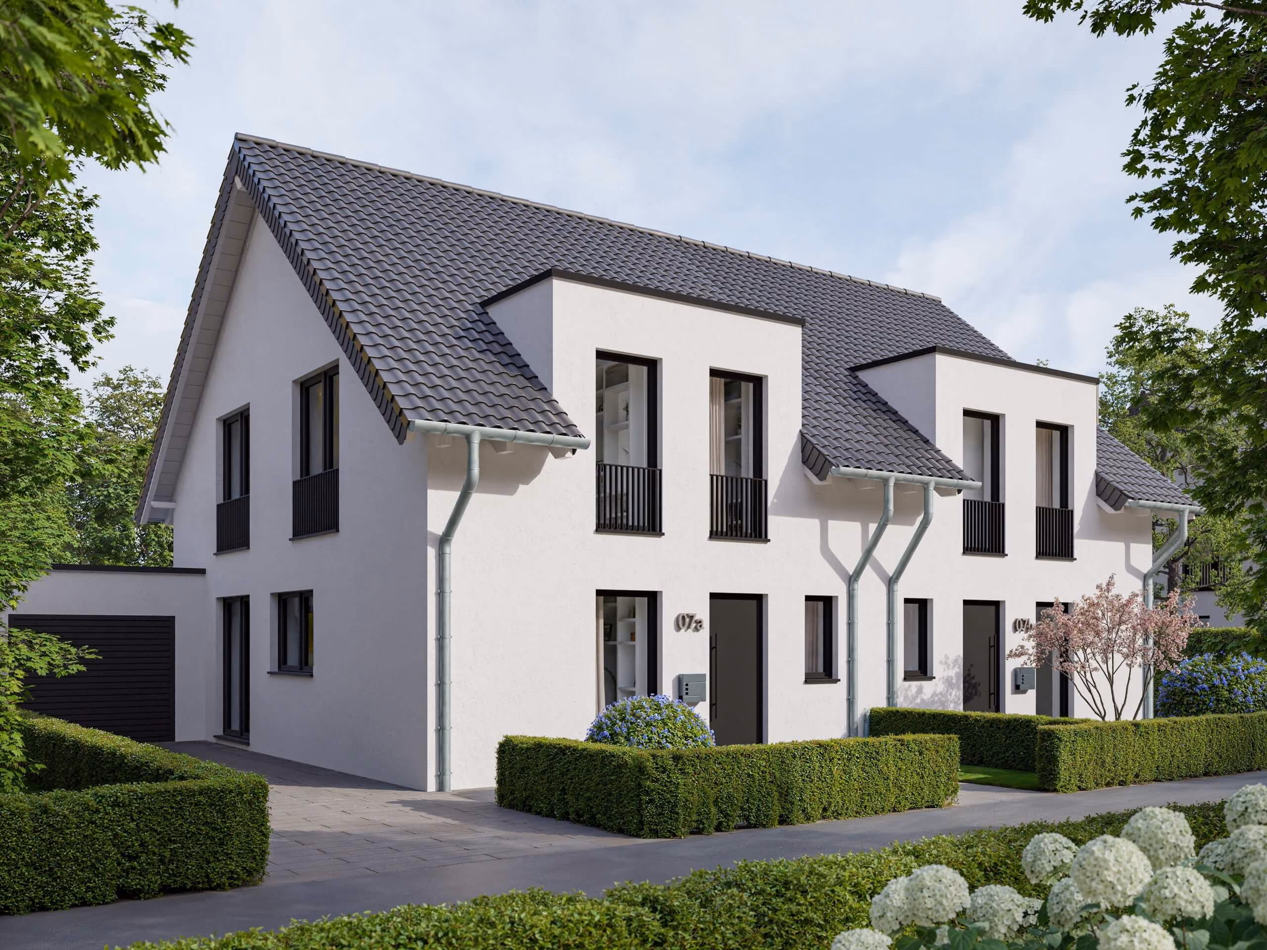 Modernes weißes Doppelhaus mit grauem Dach, schwarzer Tür, Garten und gepflegten Hecken.
