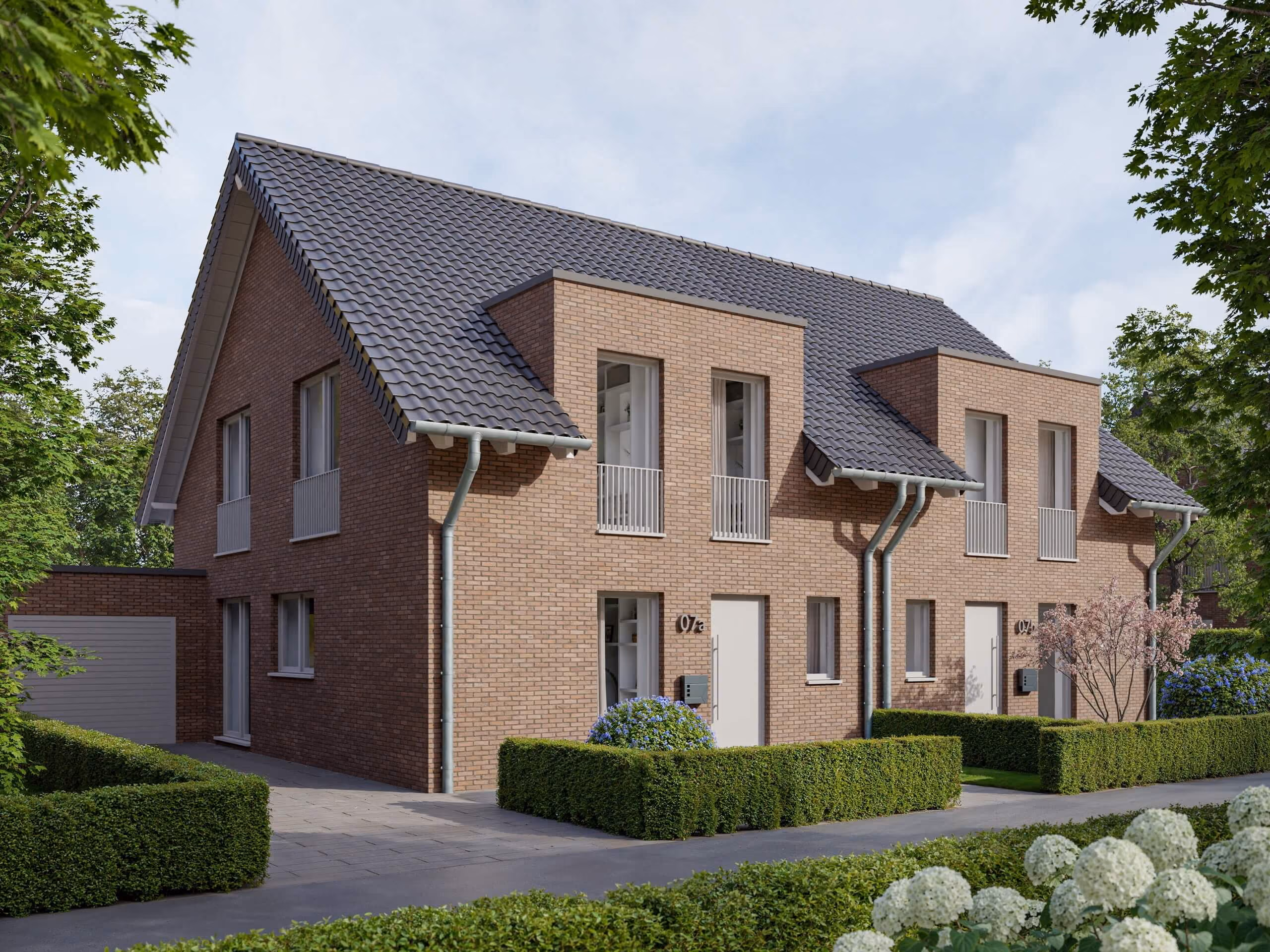 Modernes Doppelhaus mit rotem Ziegelstein, grauem Dach und gepflegten Gärten mit Sträuchern und Blumen.