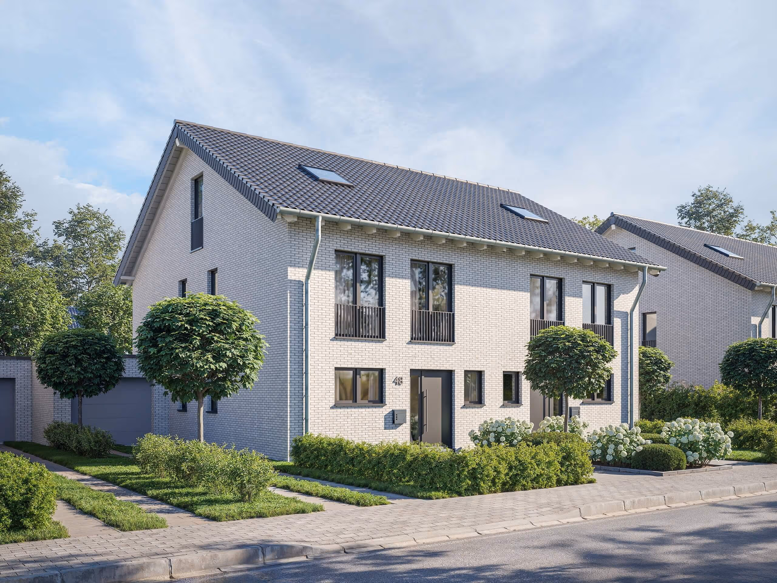 Modern Doppelhaushälfte mit hellen Ziegeln, dunklem Dach und gepflegtem Garten mit Büschen und Bäumen.