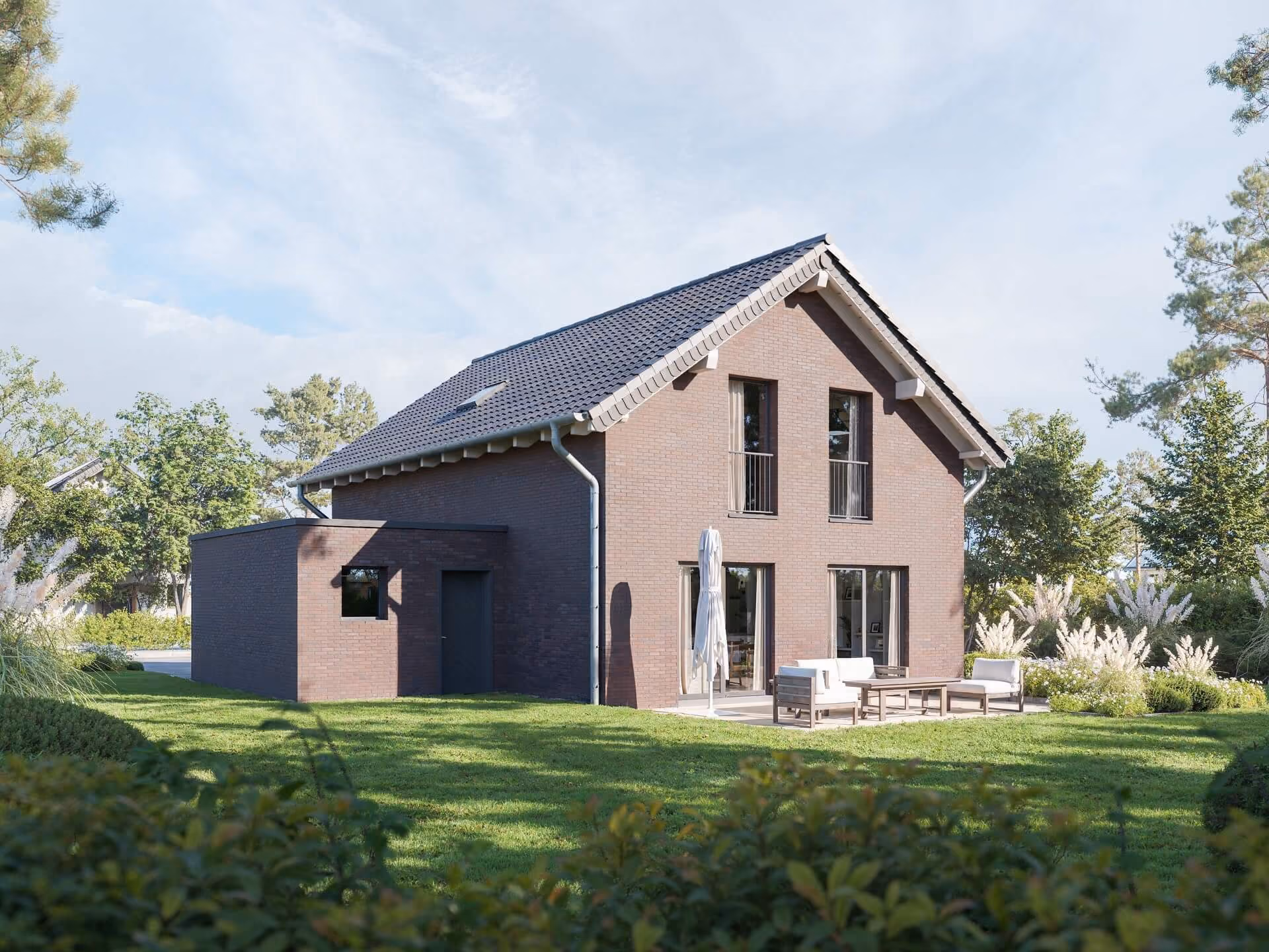 Modernes Haus mit grauem Ziegeldach und Garten mit Gartenmöbeln und grünen Pflanzen.