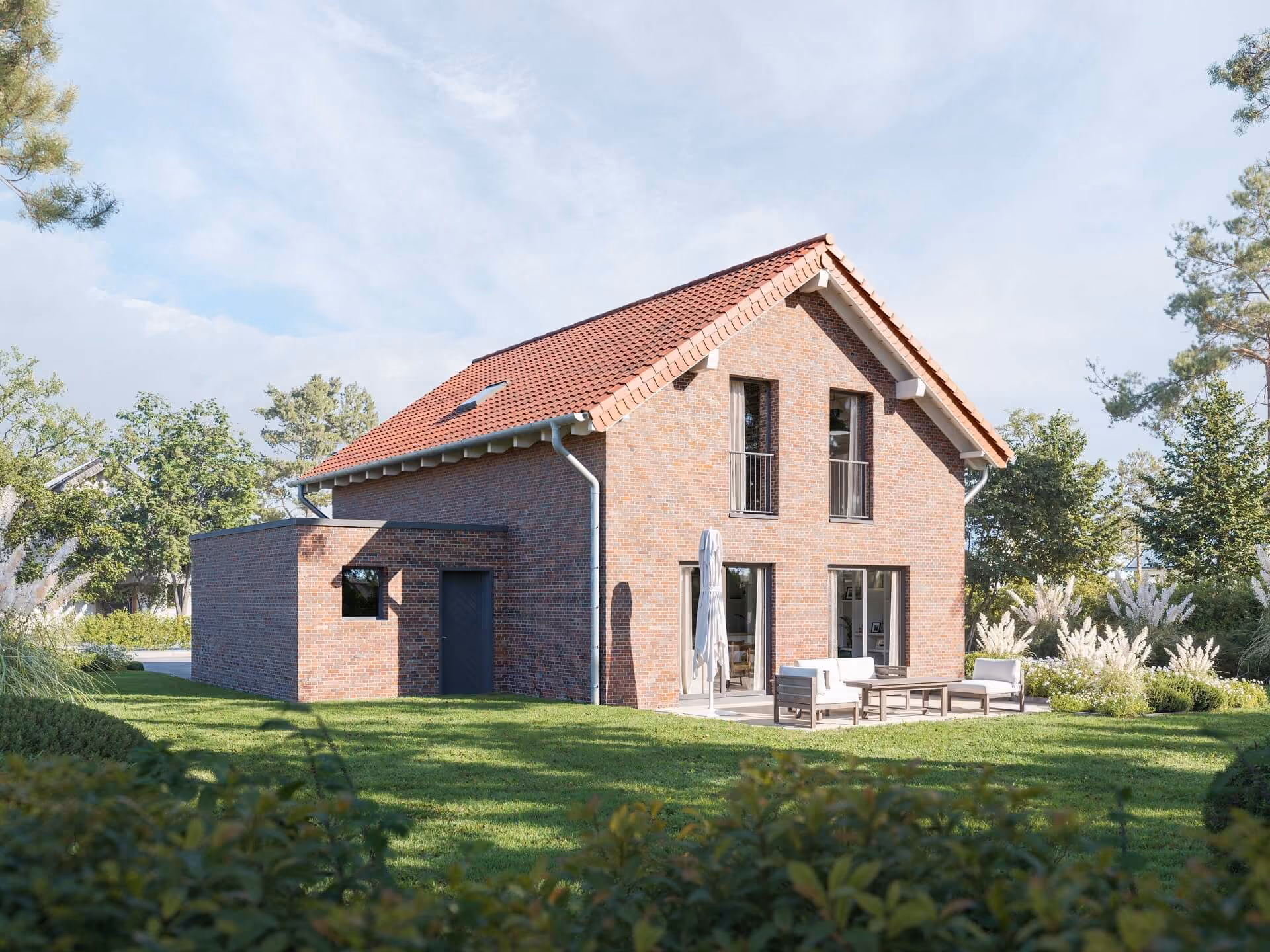 Backstein-Einfamilienhaus mit rotem Ziegeldach, Terrasse und Garten mit grüner Wiese und Bäumen.