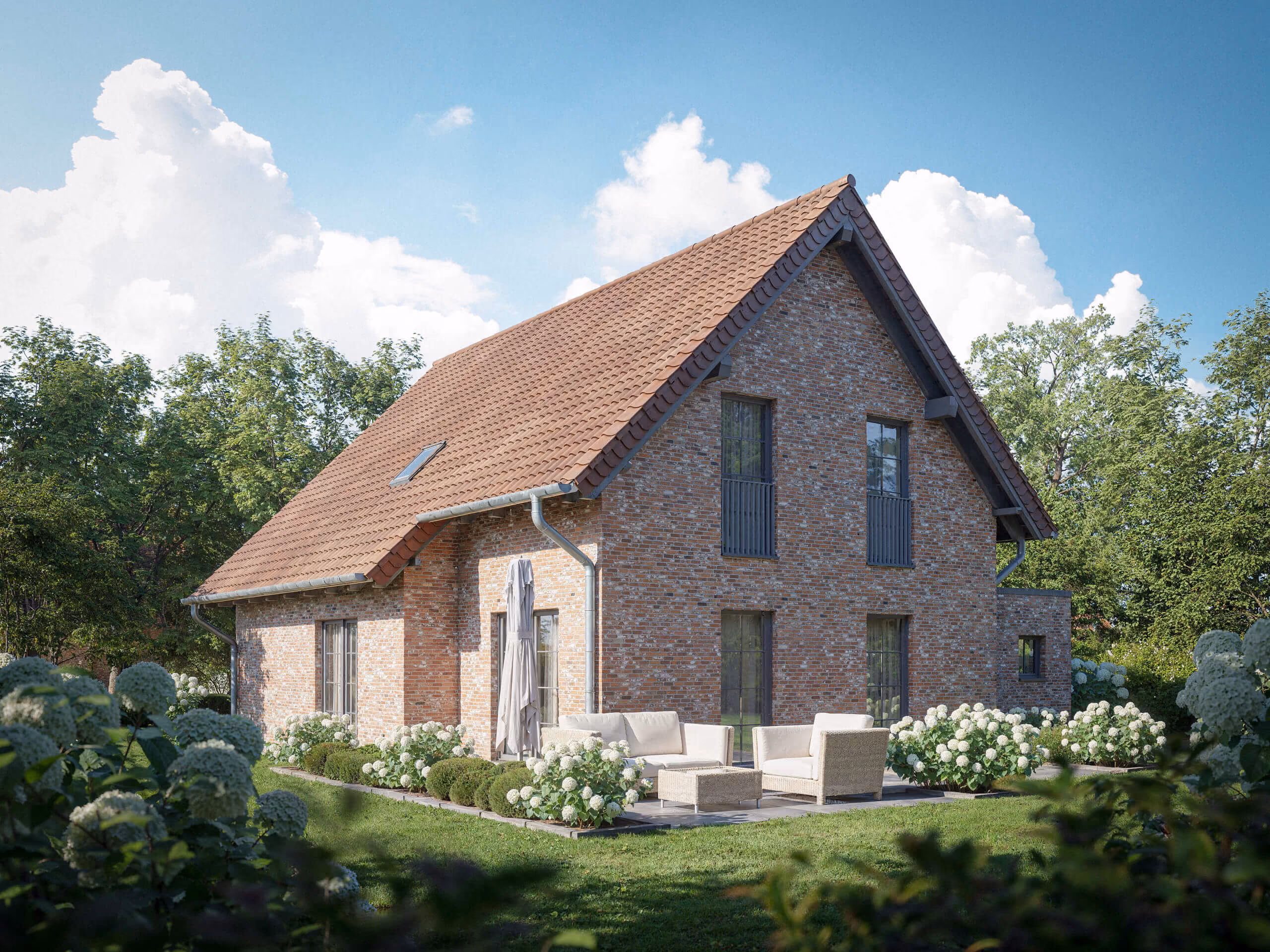 Backstein-Landhaus mit rotem Ziegeldach, Terrasse mit Gartenmöbeln und weißen Blüten im Garten