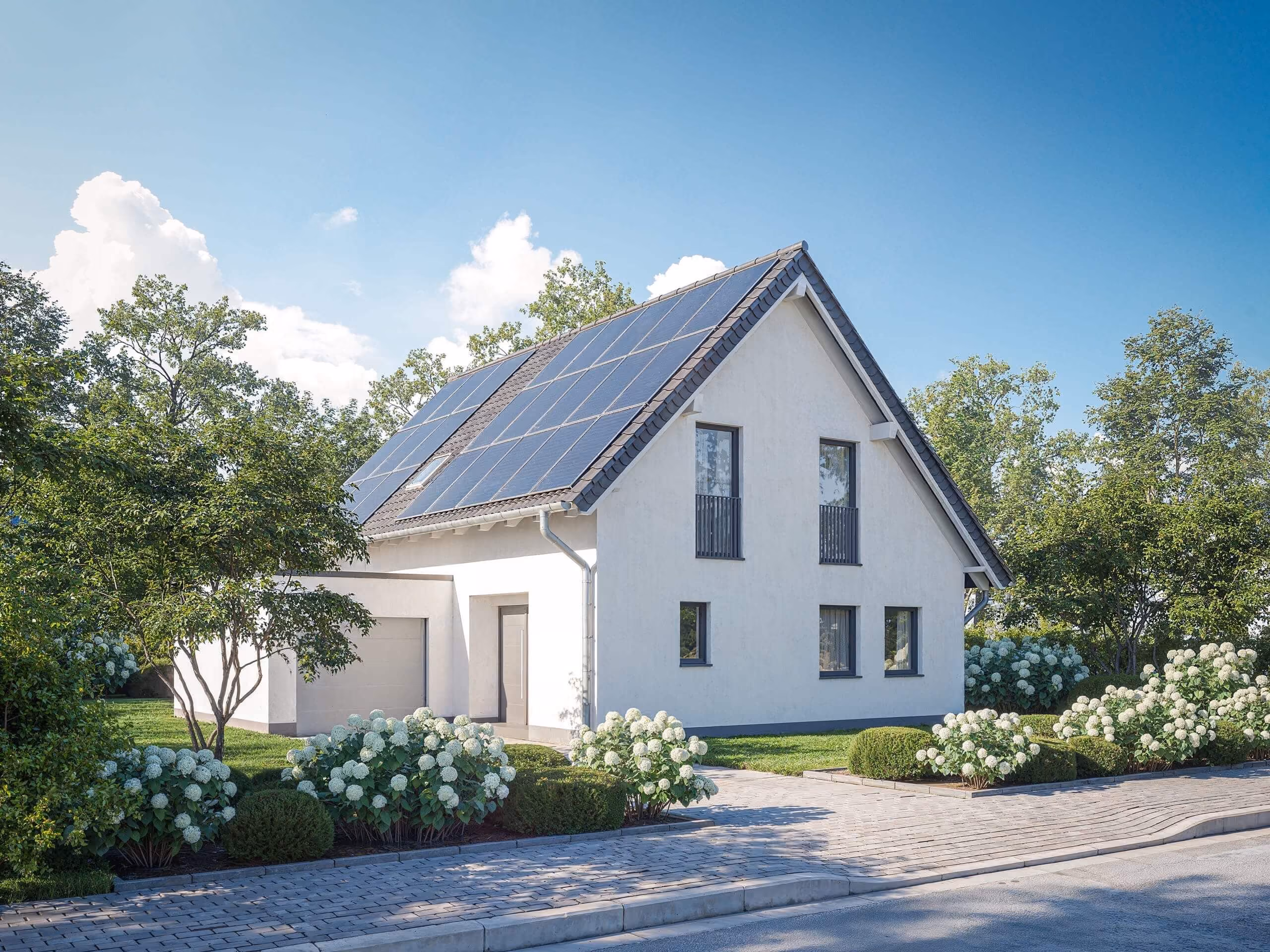 Modernes Einfamilienhaus mit Solarpanels auf dem Dach und gepflegtem Garten mit weißen Blumen.