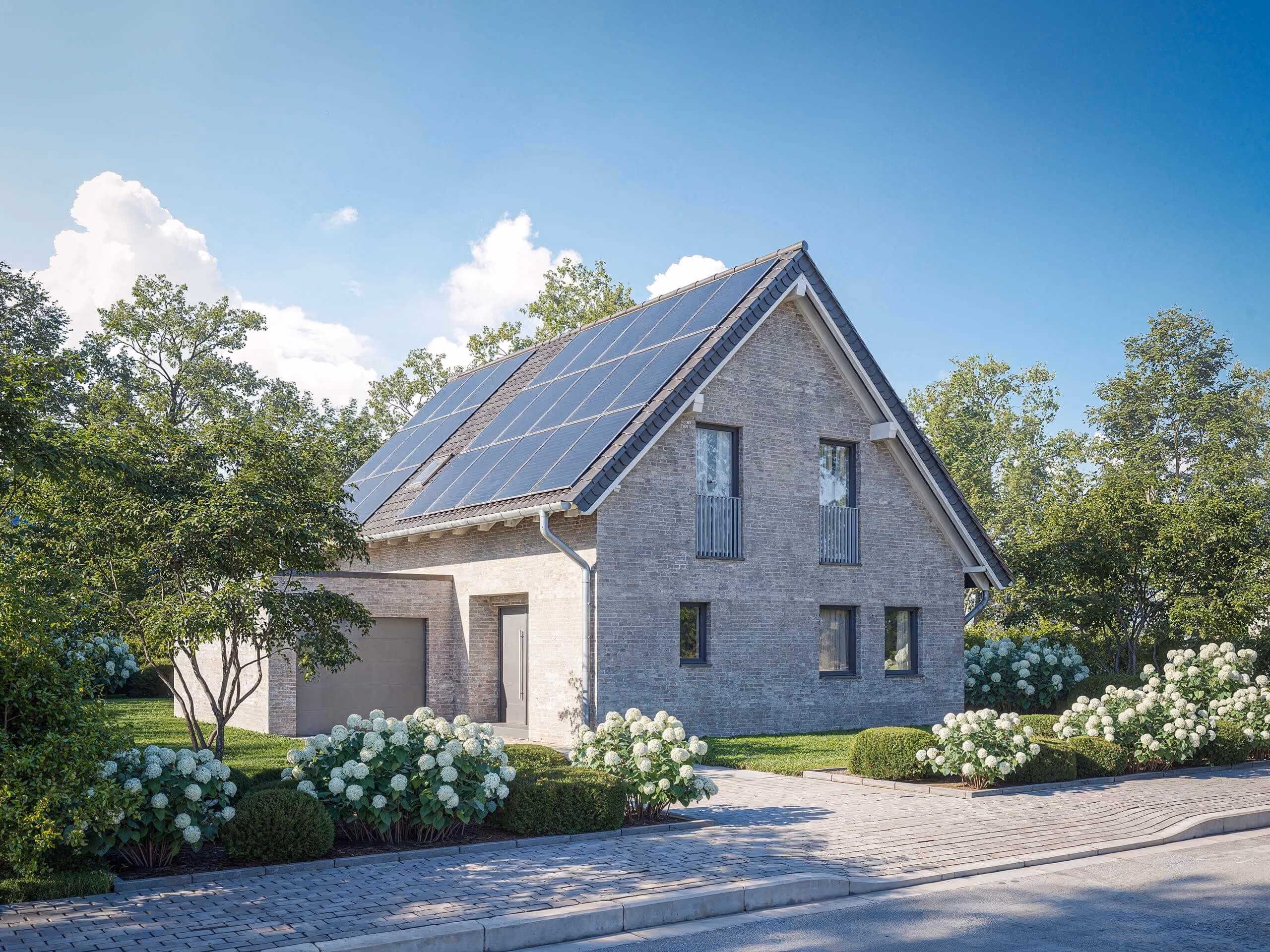Modern Haus mit Solarzellen auf dem Dach, Ziersträuchern und Bäumen unter klarem Himmel.