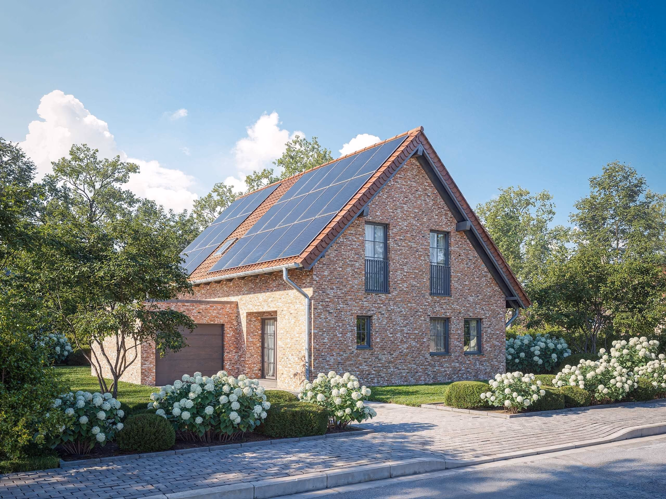 Einfamilienhaus mit Ziegelfassade, Solarpanels auf dem Dach und begrüntem Vorgarten an sonnigem Tag.