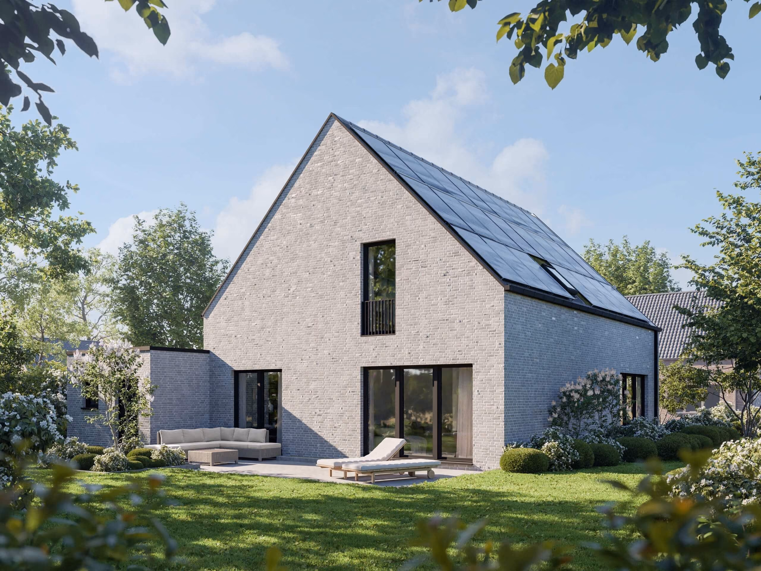 Modernes graues Backsteinhaus mit Solarpaneelen, Terrasse, Gartenmöbeln und grünem Garten.