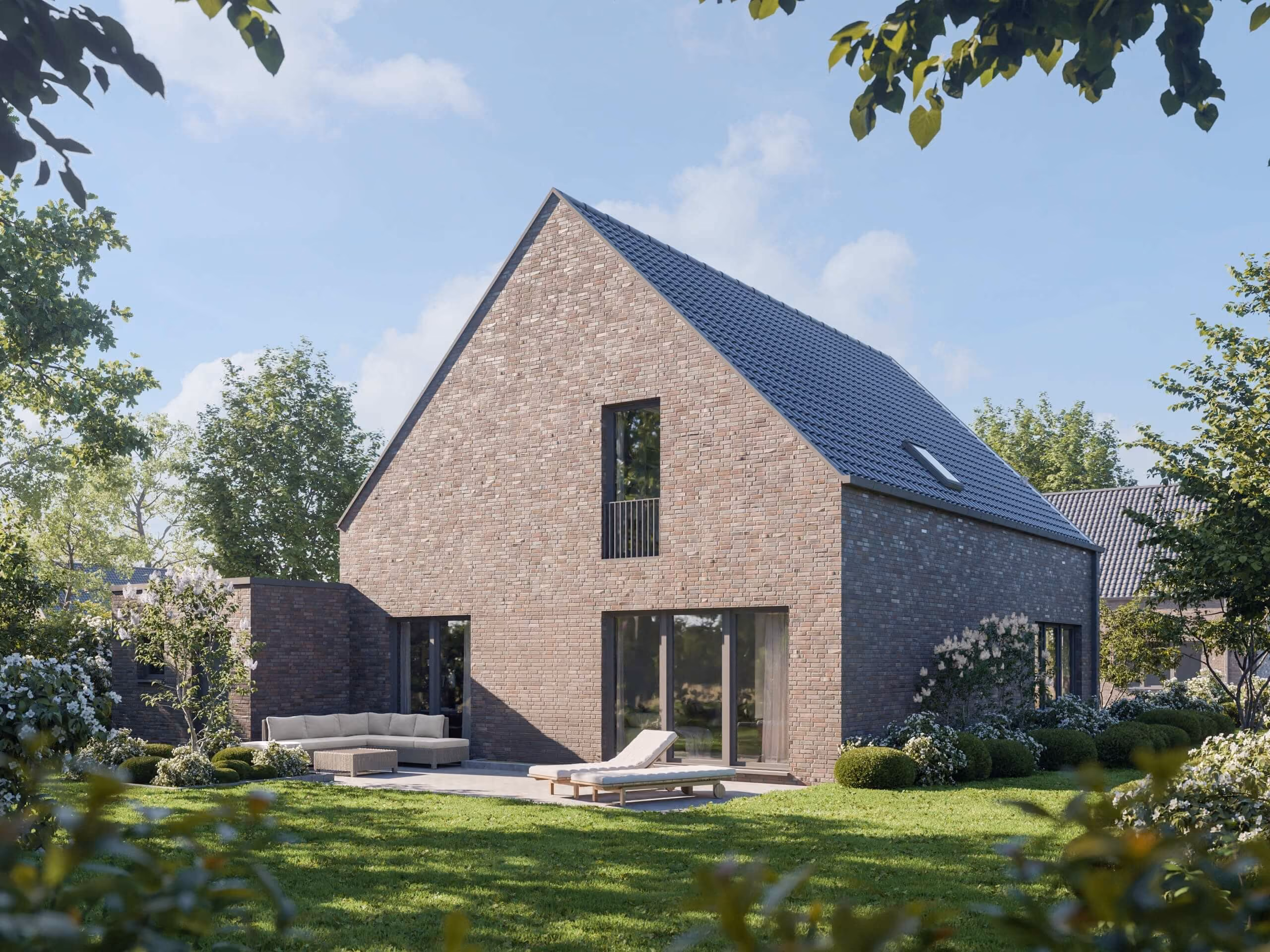 Modernes Backsteinhaus mit Terrasse, Gartenmöbeln und gepflegtem grünen Rasen im Sonnenschein.