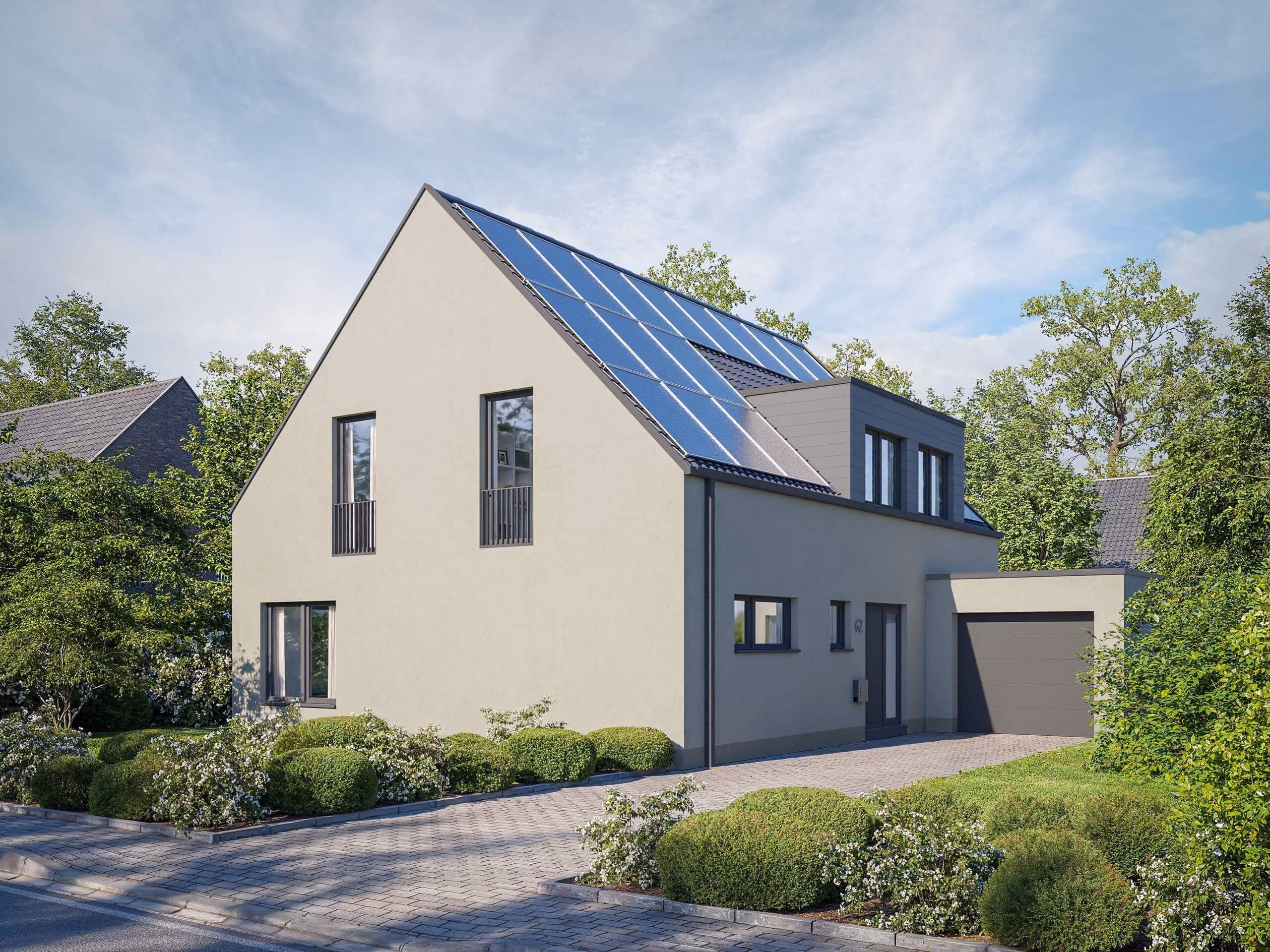 Modernes Einfamilienhaus mit Solarpanelen auf dem Dach und gepflegtem Garten an einer Pflasterstraße.