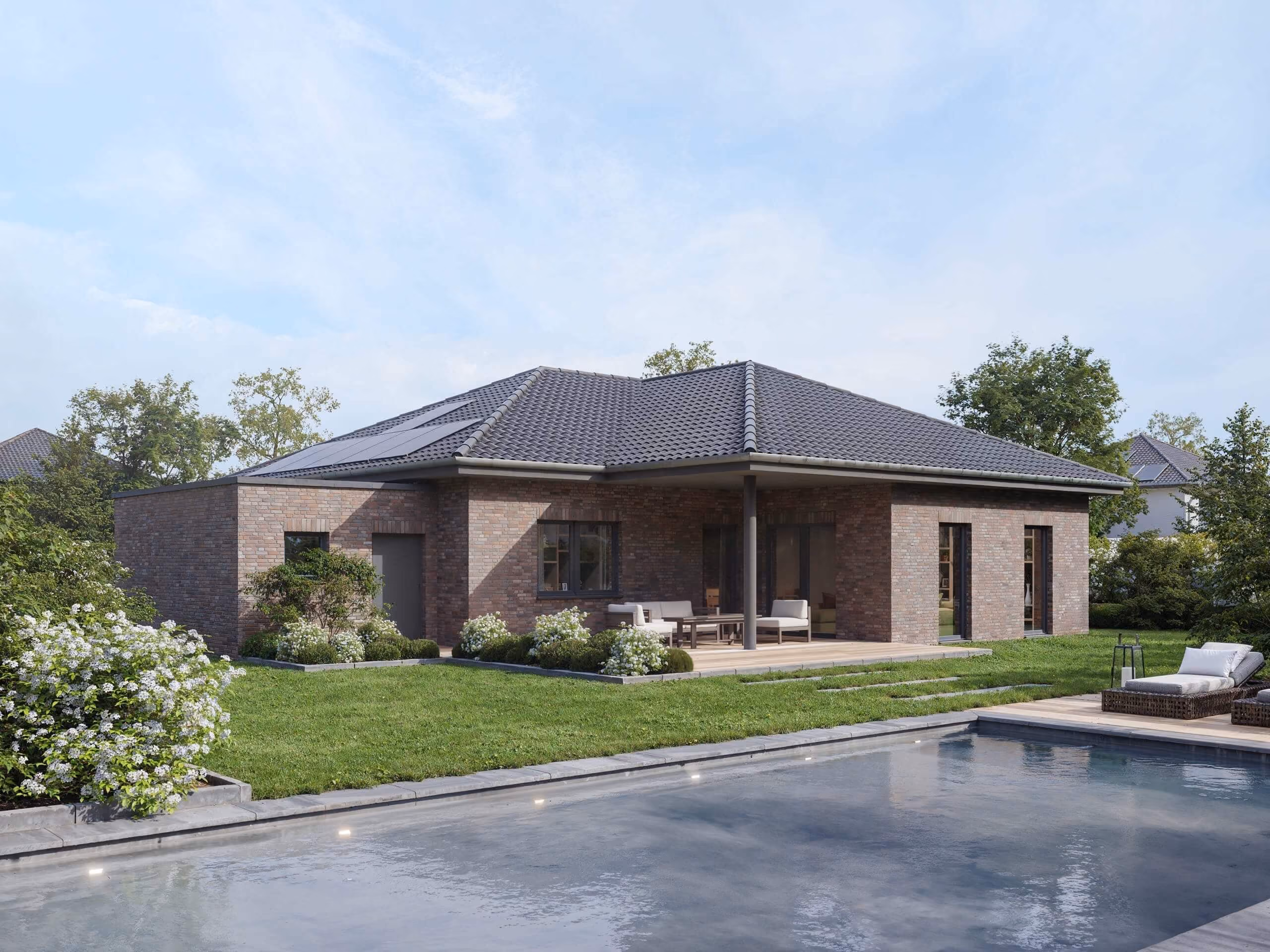 Modern einstöckiges Haus mit Ziegelfassade, Terrasse, Garten und Schwimmbad im Vordergrund.