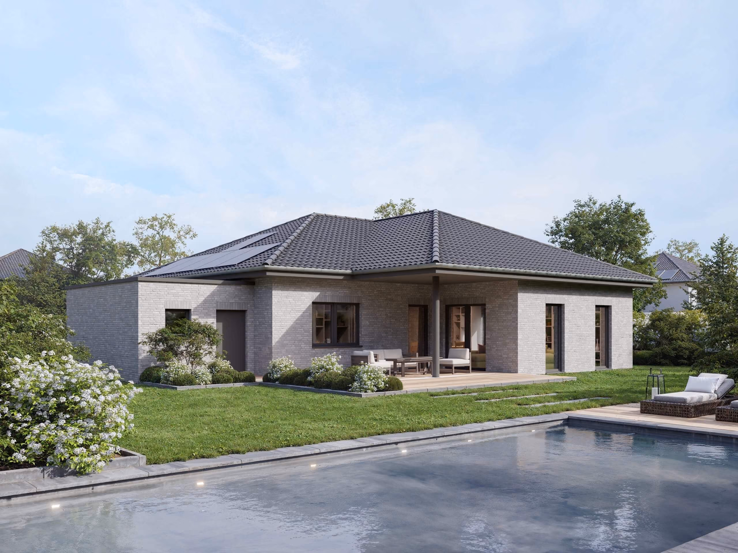 Modern weiß gemauertes Haus mit dunklem Dach, Terrasse, Garten und Swimmingpool im Vordergrund.