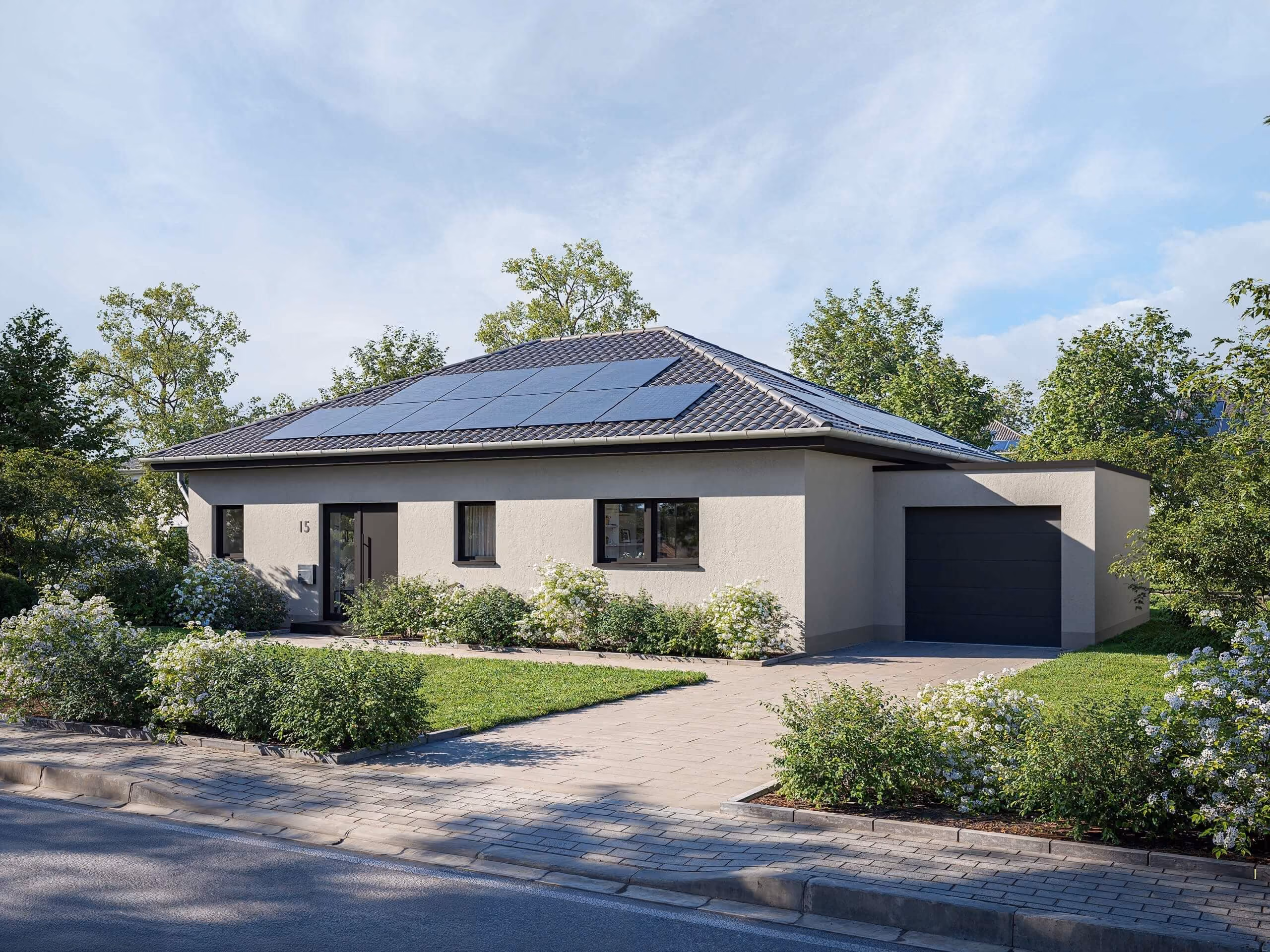 Modernes Einfamilienhaus mit Solarpaneelen auf dem Dach und gepflegtem Garten mit weißen Blumen.
