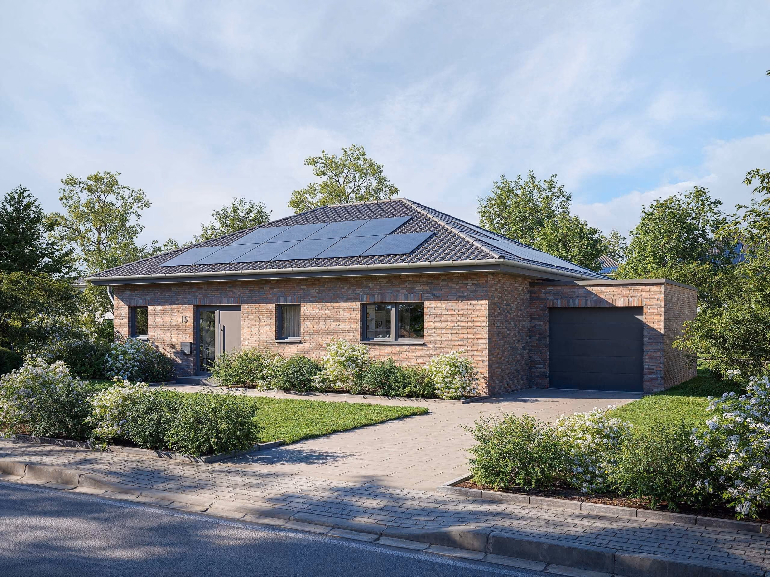 Einfamilienhaus mit Ziegelfassade, Solarpanelen auf dem Dach und angrenzender Garage.