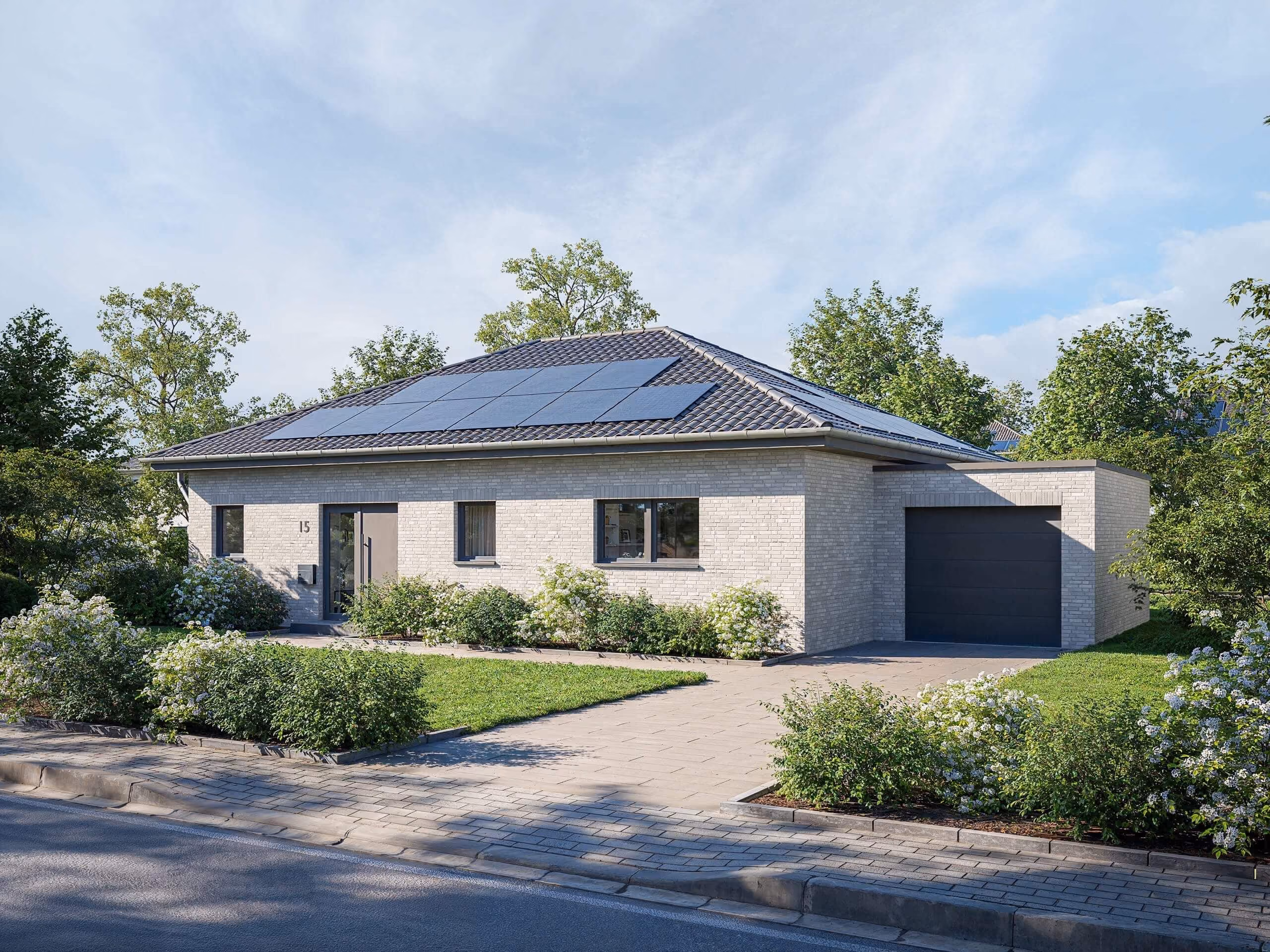 Modernes Einfamilienhaus mit Solarpaneelen auf dem Dach und gepflegtem Garten mit blühenden Sträuchern.