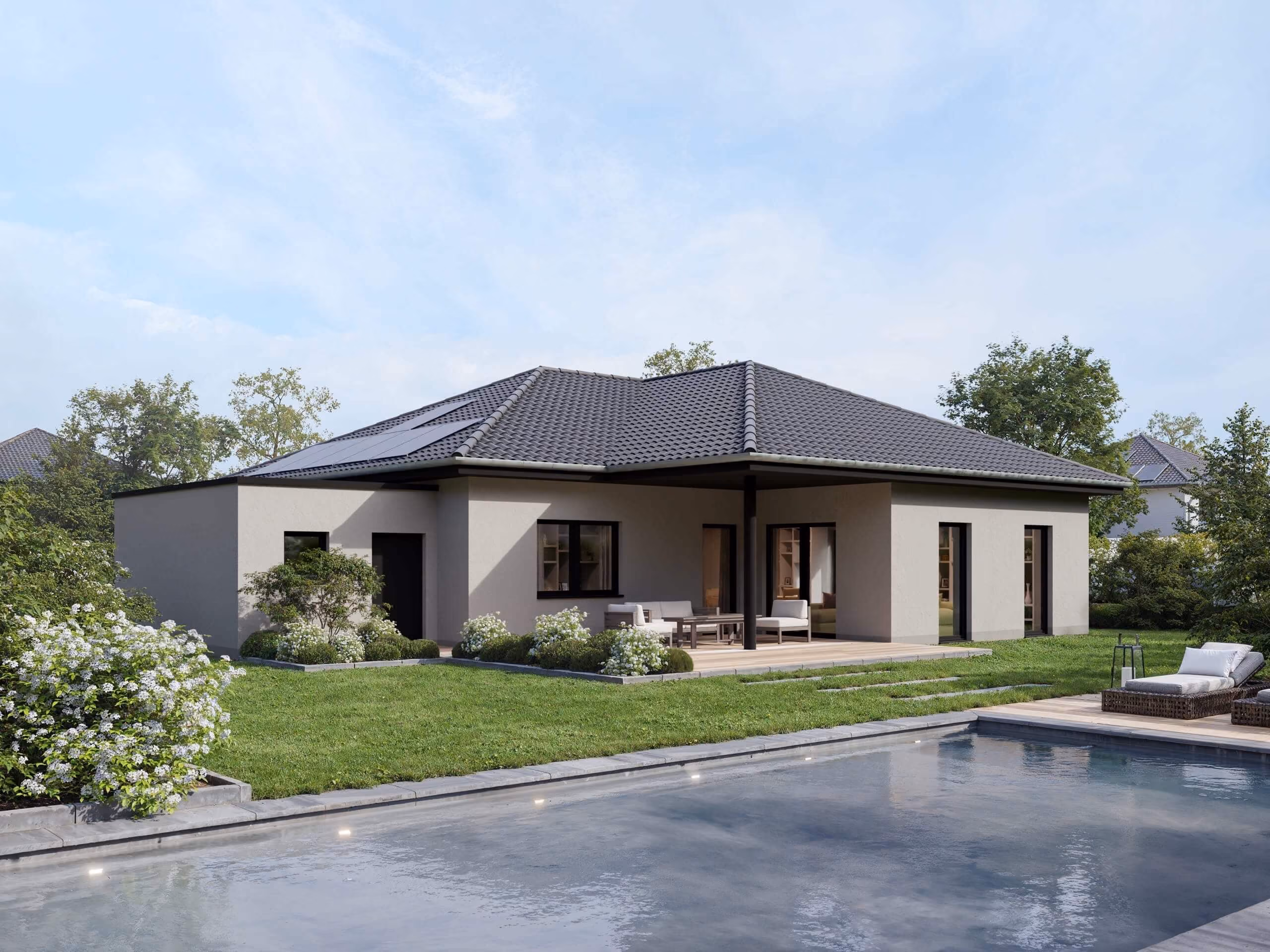 Modernes Einfamilienhaus mit Terrasse, Garten und großem Schwimmbecken im Vordergrund.