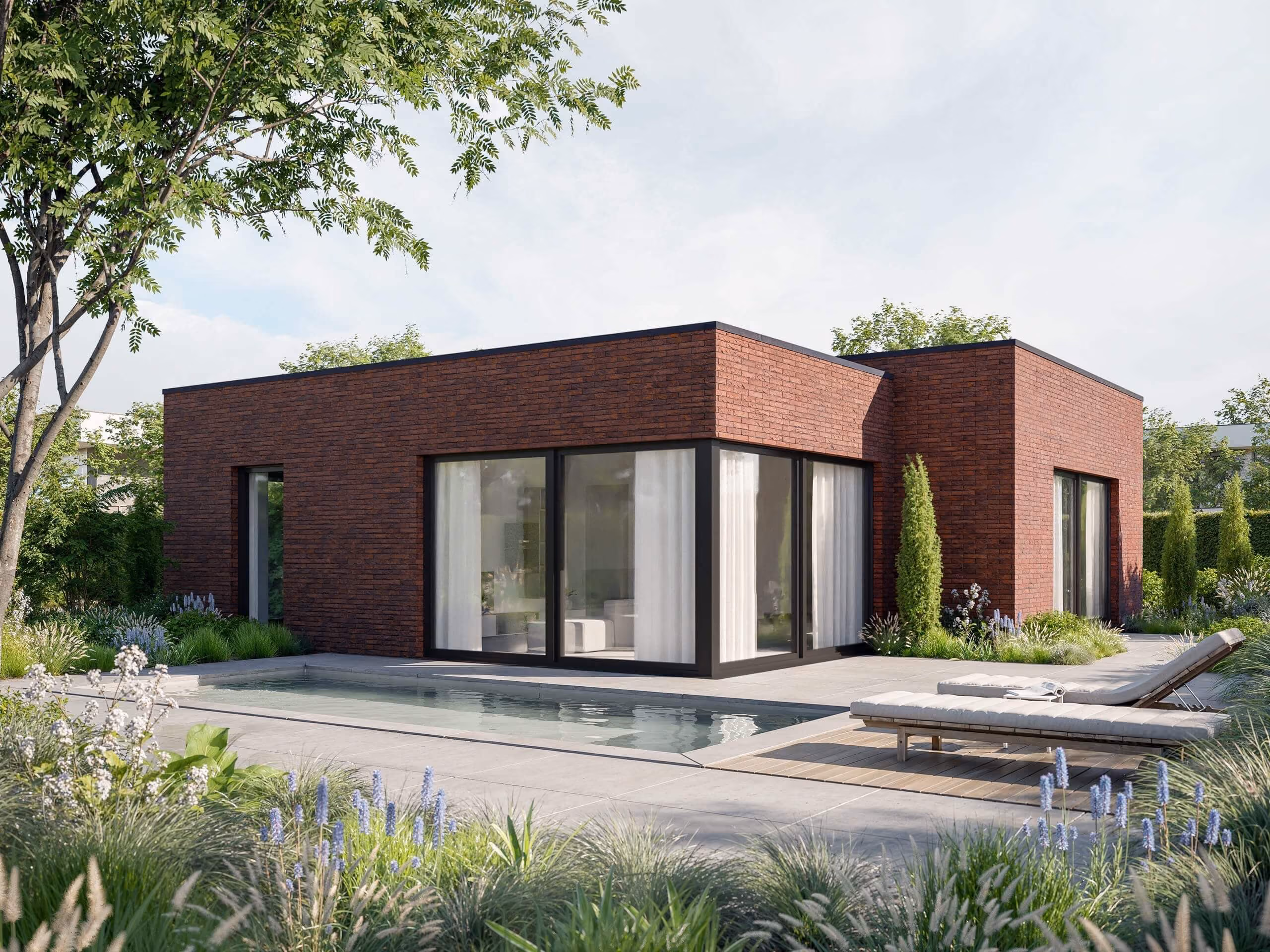 Modern flaches Haus aus rotem Backstein mit großen Glasfenstern, Pool und Liegestuhl im Garten.