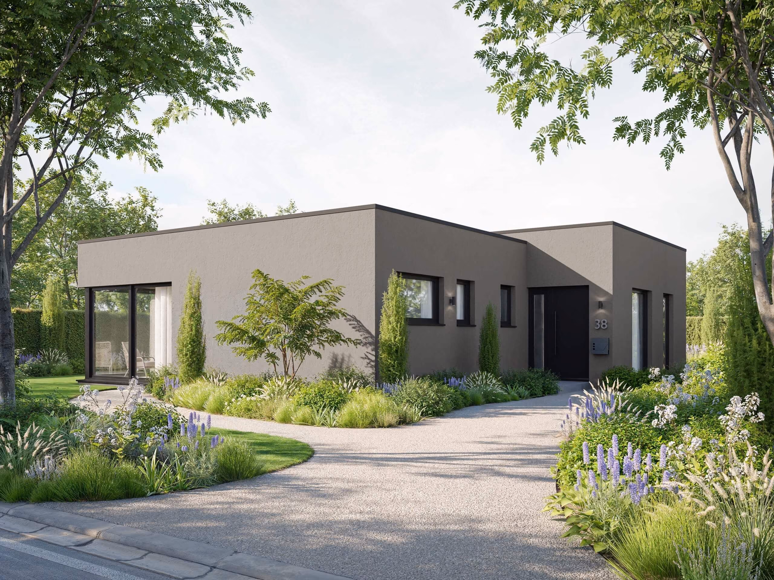 Modern flaches Haus mit großem Garten und üppiger Begrünung entlang einem geschwungenen Weg