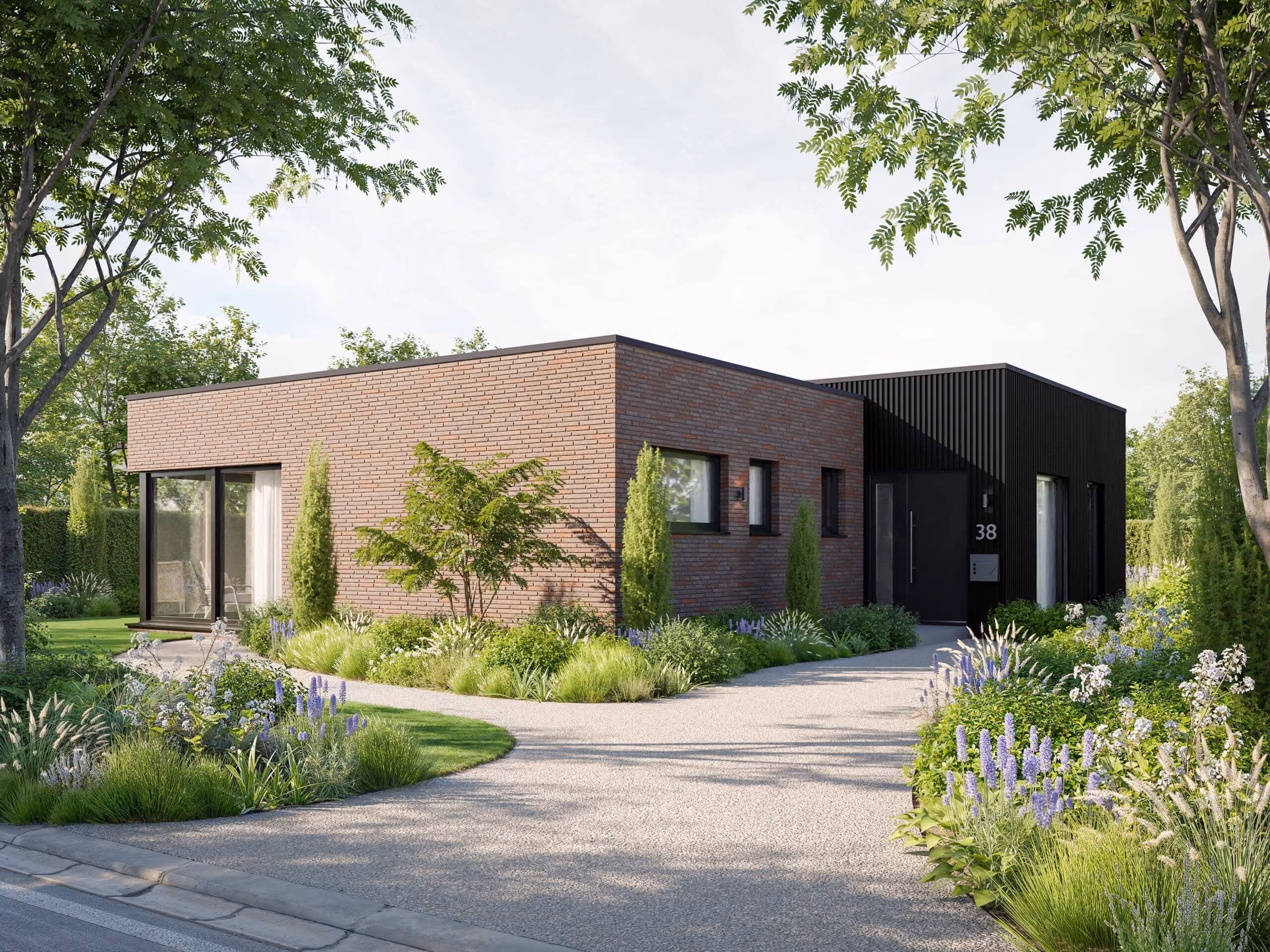 Modernes, einstöckiges Haus mit Ziegel- und schwarzer Holzfassade, umgeben von gepflegtem Garten.