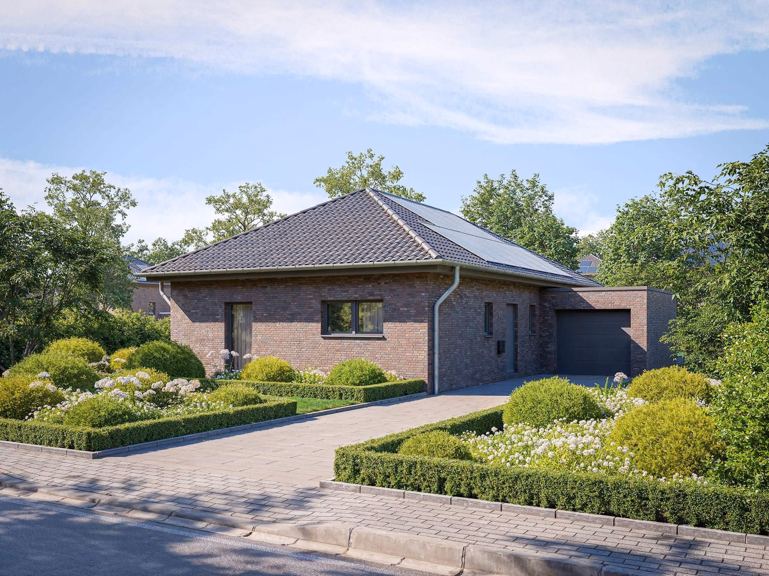 Modern Bungalow mit Backsteinfassade, Solarzellen auf dem Dach und gepflegtem Vorgarten mit Blumen.