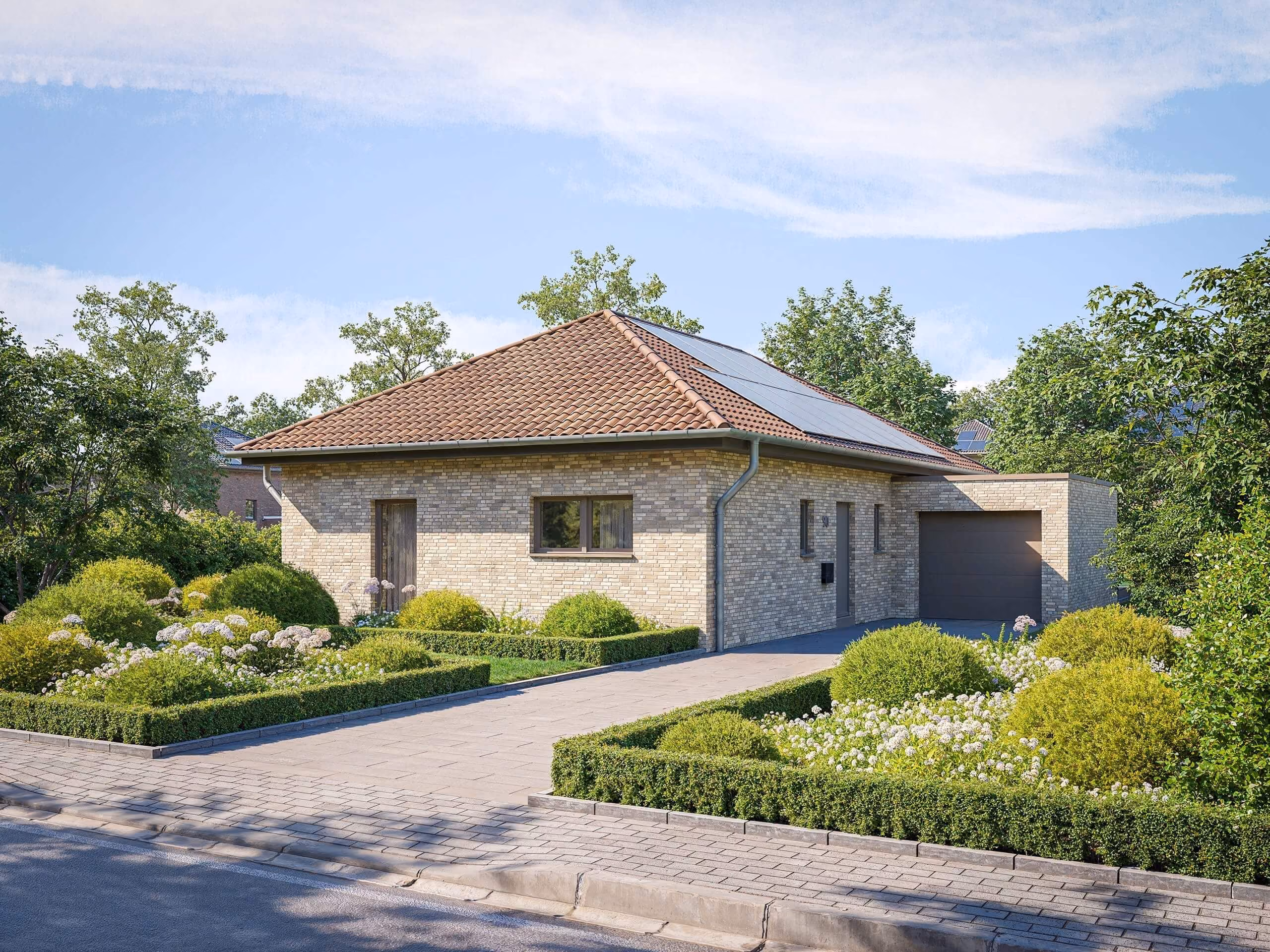 Modernes Einfamilienhaus mit Ziegeldach und Solarzellen, gepflegtem Garten mit Hecken und Blumen.