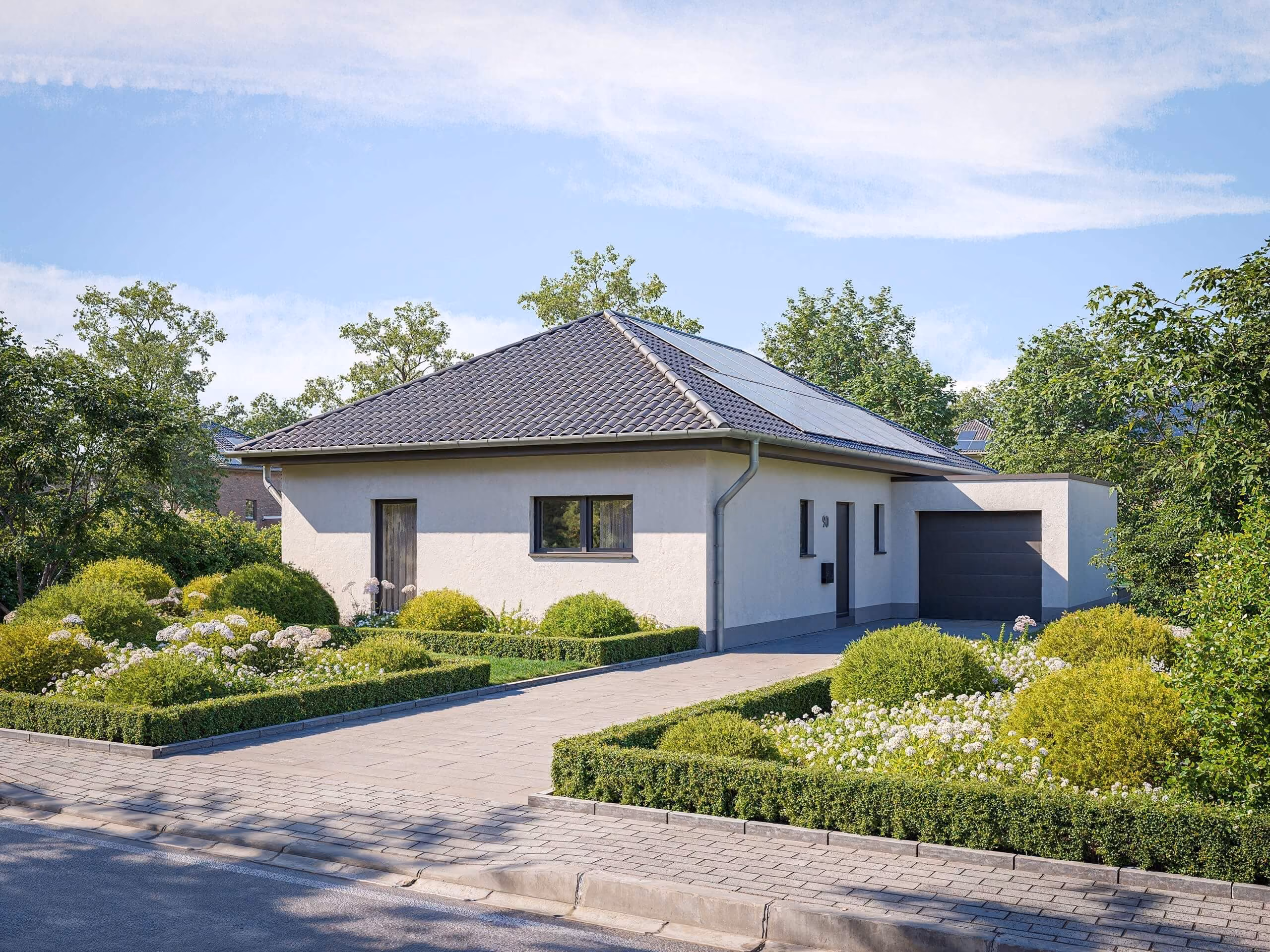 Modernes Einfamilienhaus mit Solarpanels auf dem Dach und gepflegtem Garten mit Hecken und Blumen.
