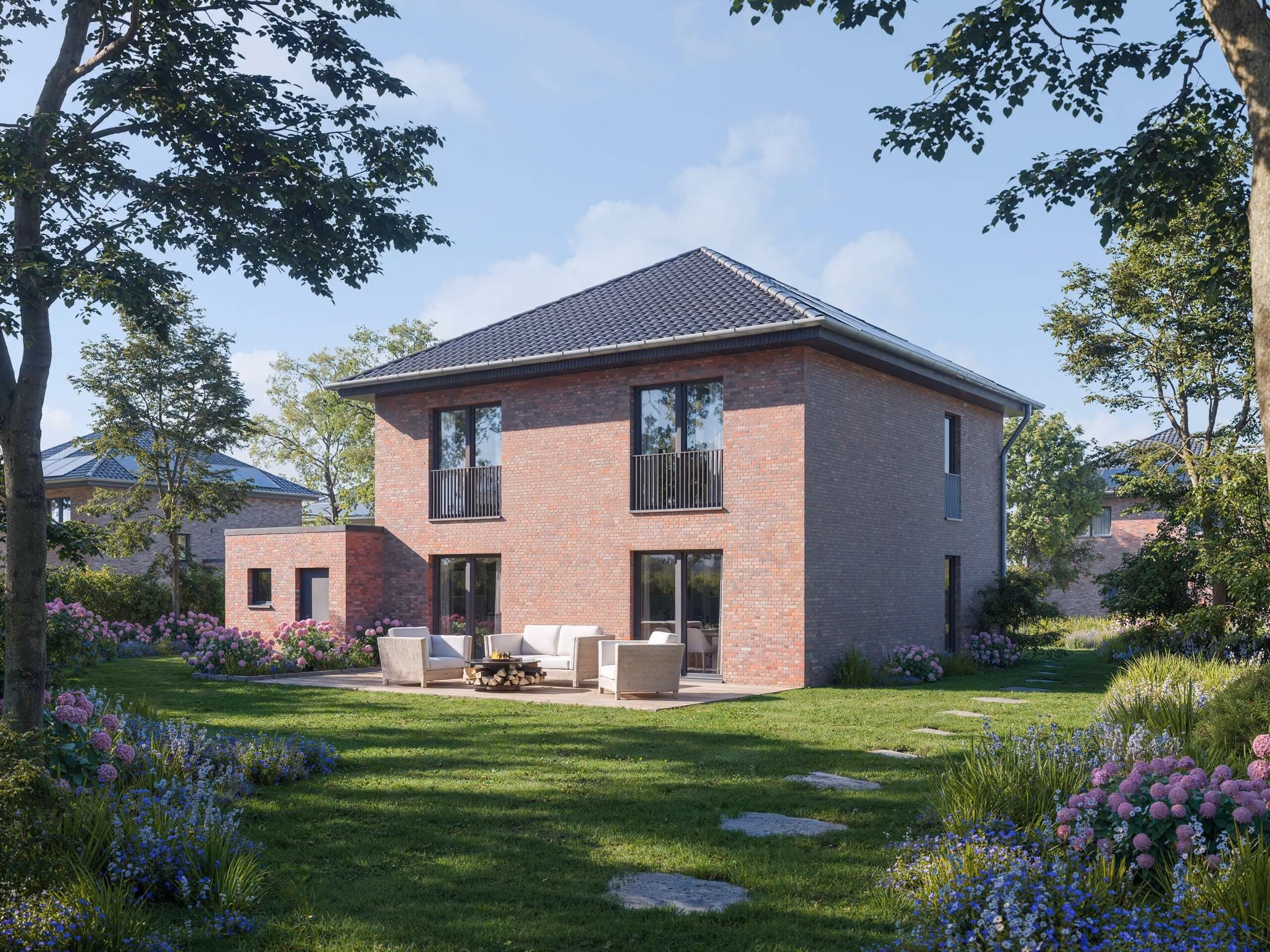 Modernes zweistöckiges Backsteinhaus mit Terrasse, Gartenmöbeln und blühendem Garten bei Tageslicht.