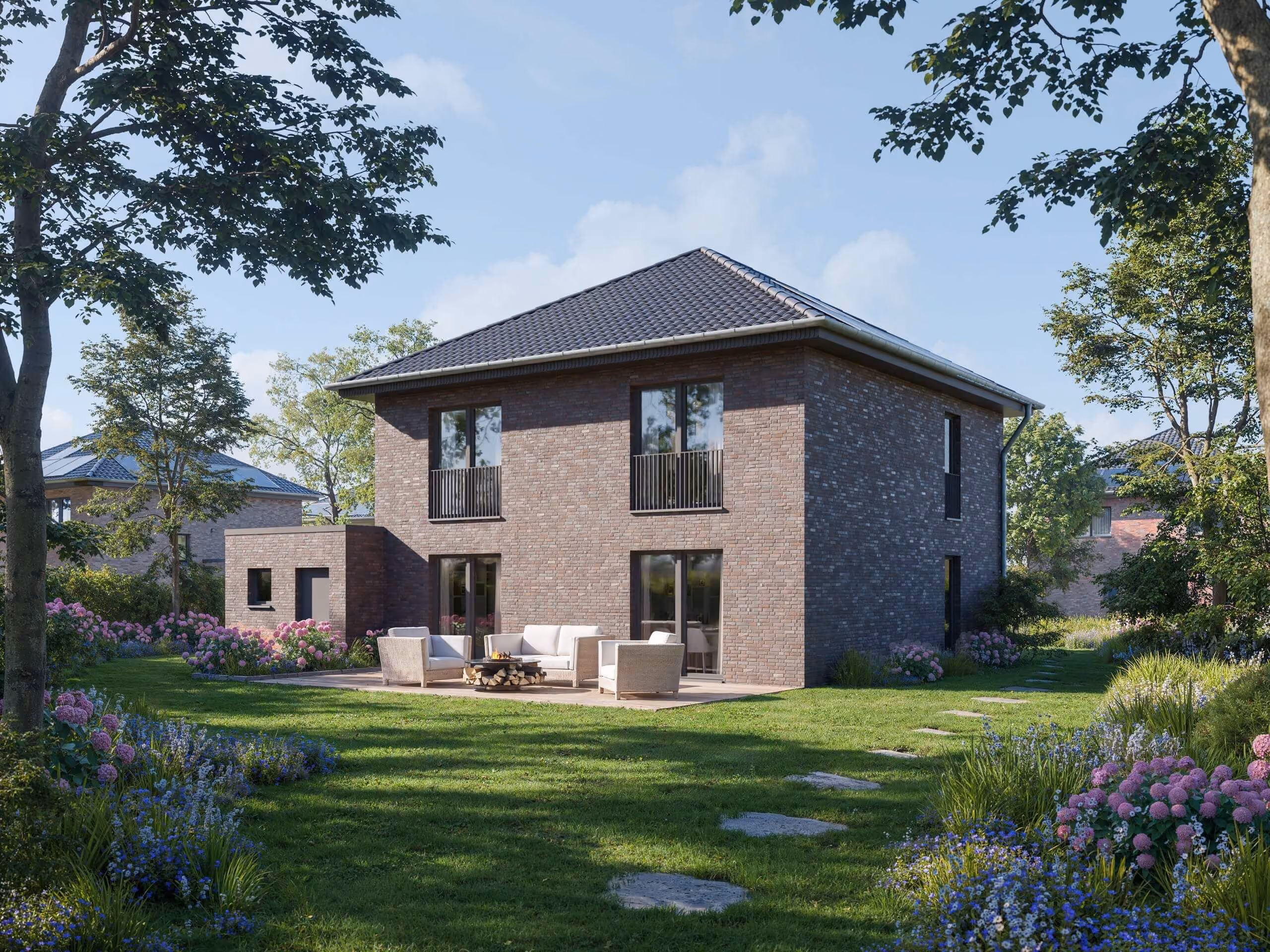 Modernes zweistöckiges Haus mit Garten, Terrasse und blühenden Blumen unter blauem Himmel.