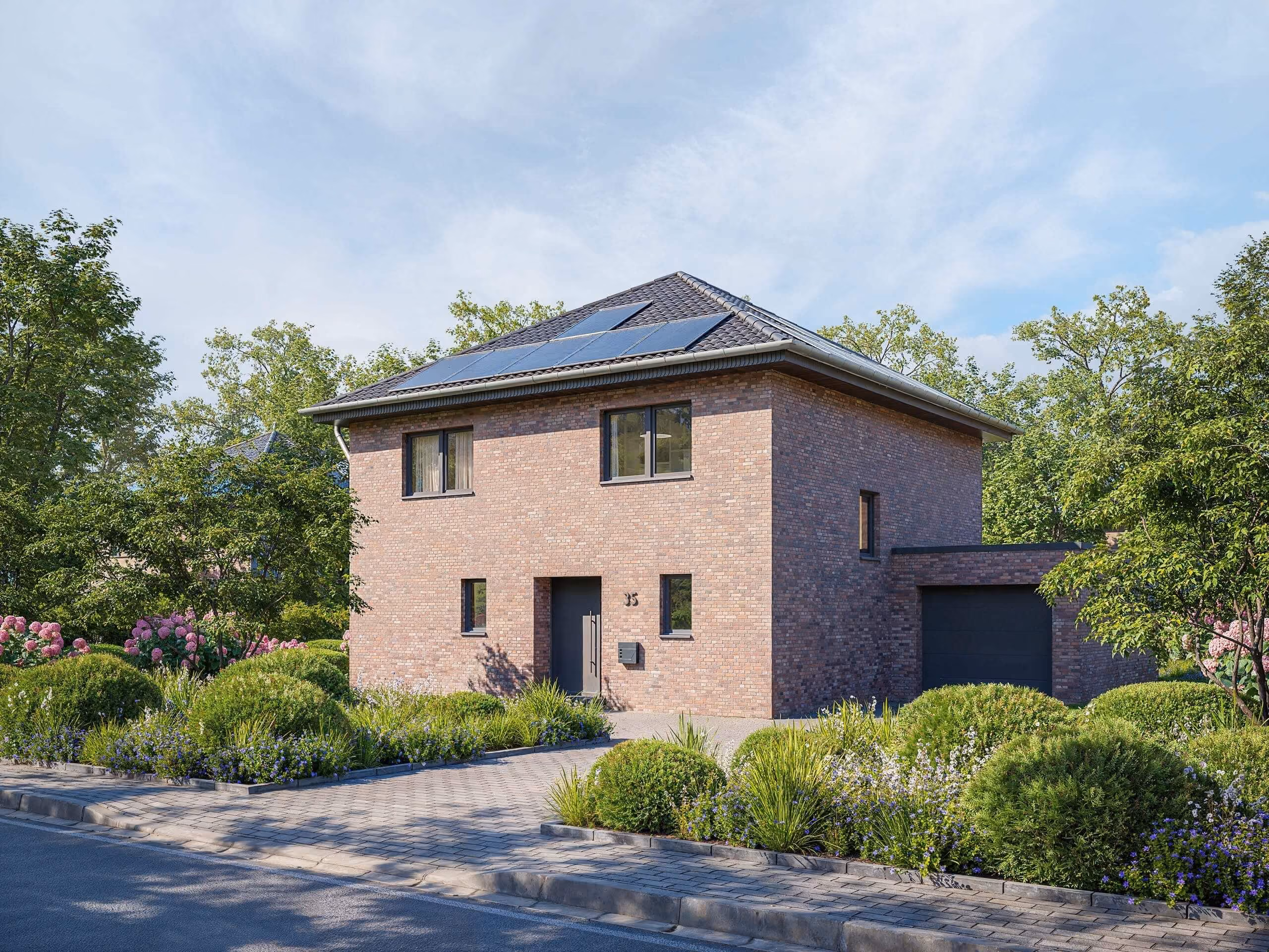 Modernes Backsteinhaus mit Solarpaneelen auf dem Dach und gepflegtem Garten neben einer Straße.