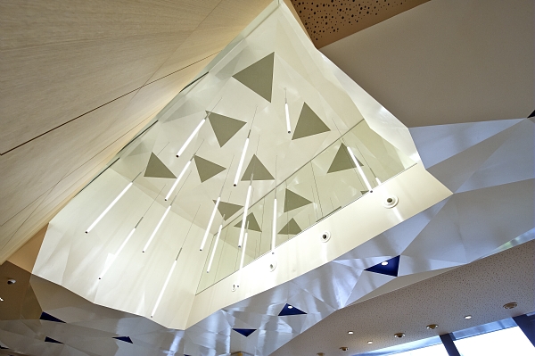 Réalisation d'un plafond en BA13 préformé en pointe de diamant.