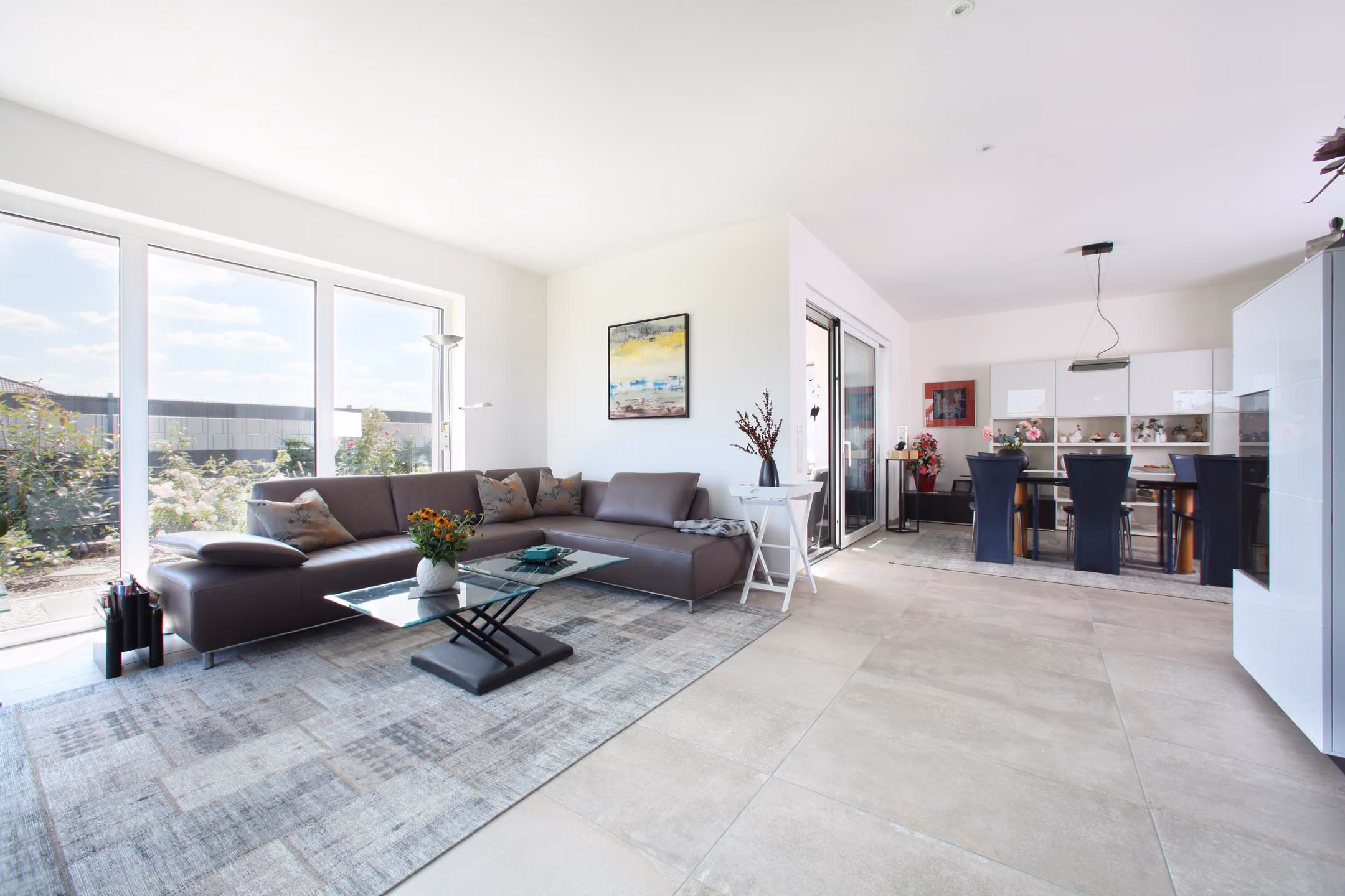 Wohnzimmer mit Sofalandschaft und Blick zur Küche