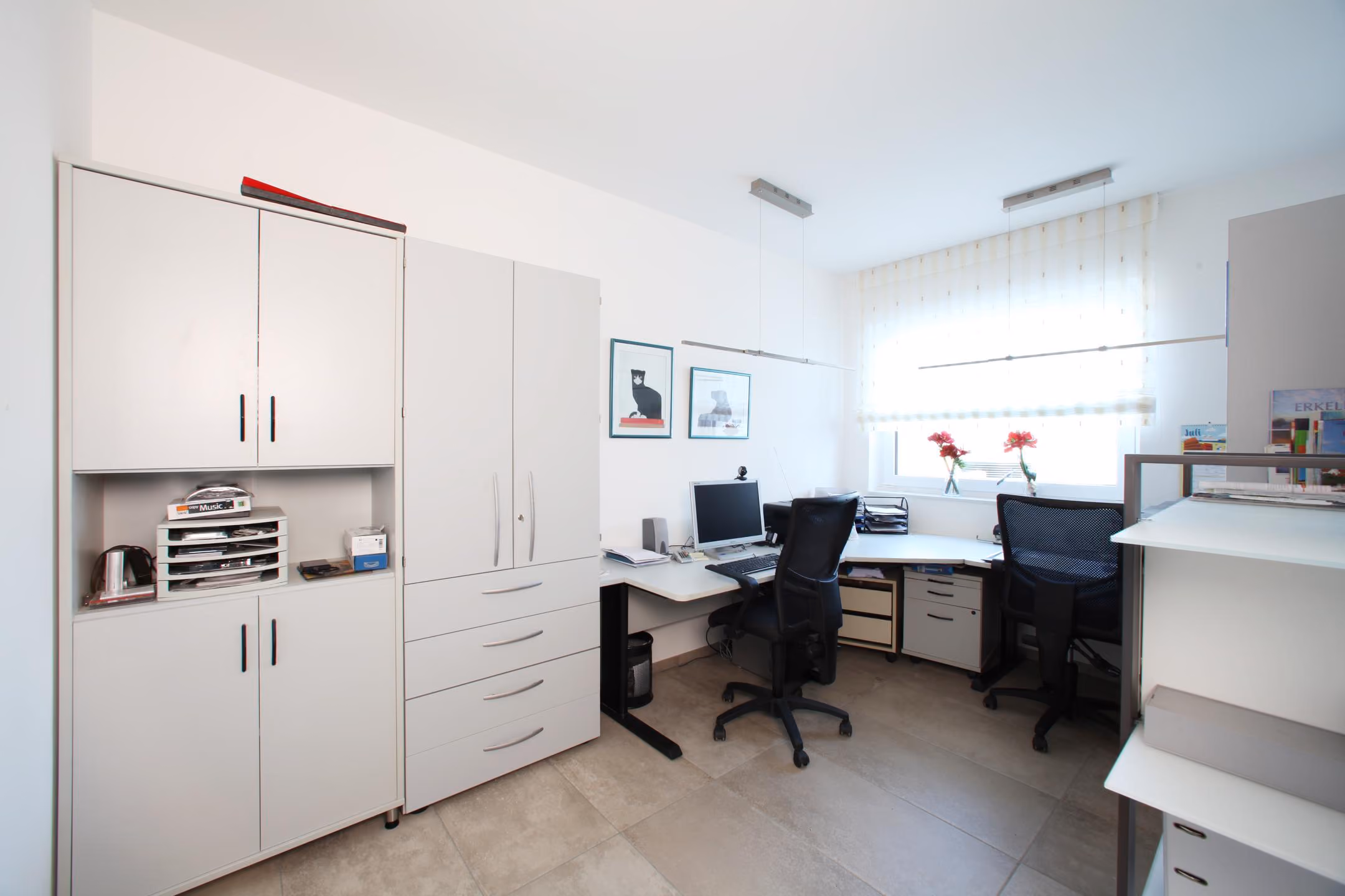 Arbeitszimmer mit zwei Schreibtischen und Einbauschrank