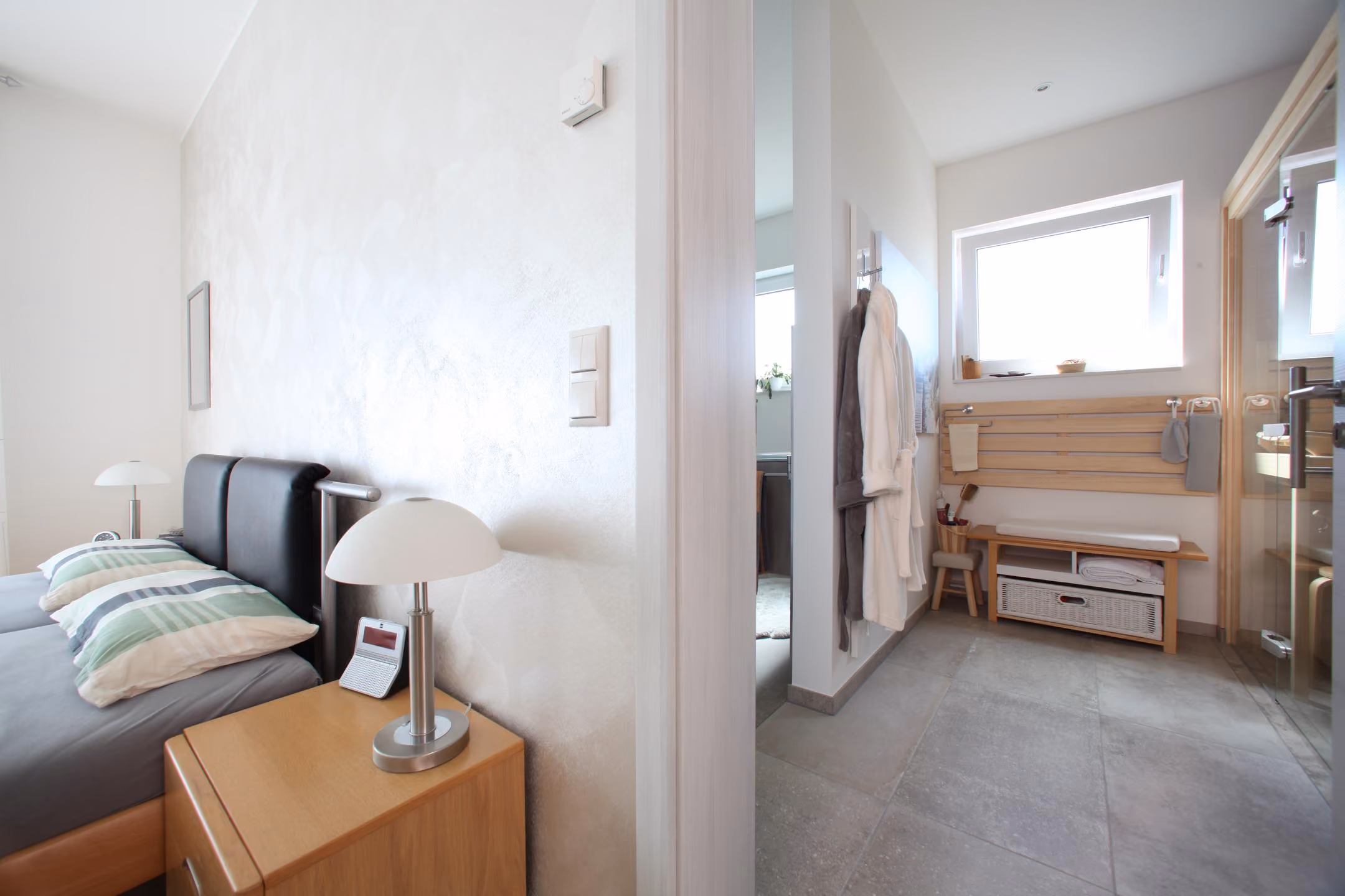 Schlafzimmer mit Bett und Regal
