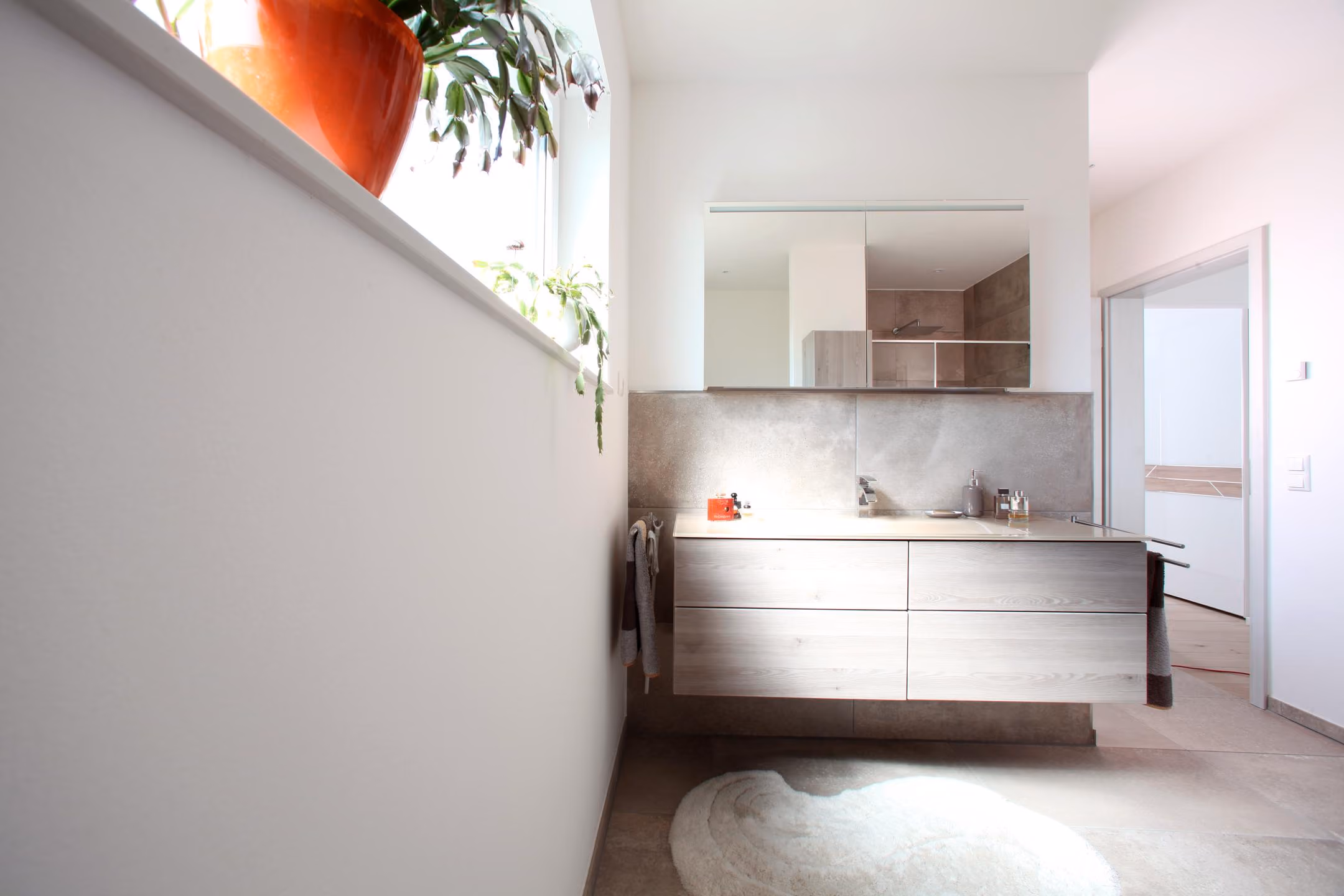 Waschtisch mit Spiegelfront im Badezimmer