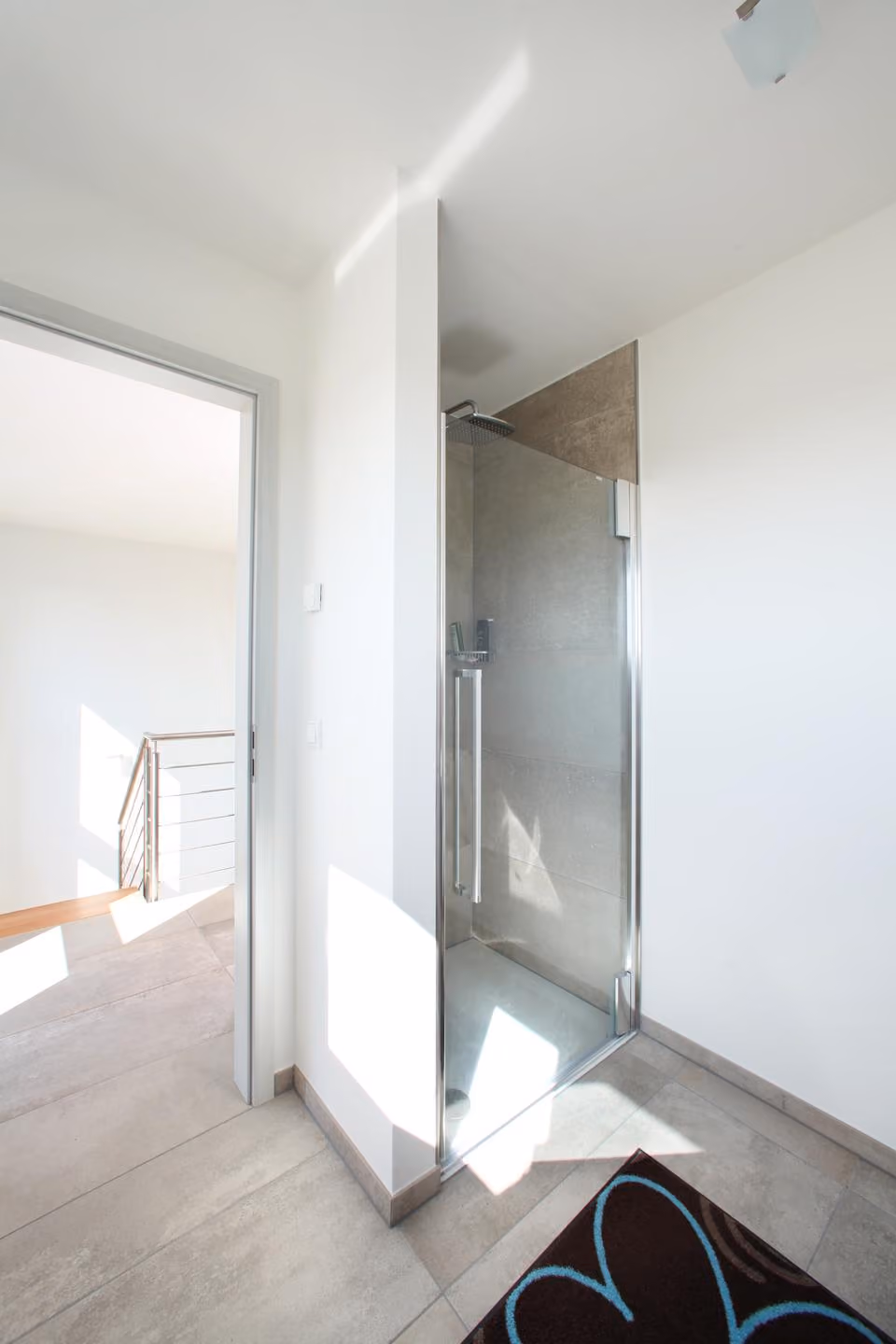 Flur mit Glastür zum Treppenhaus