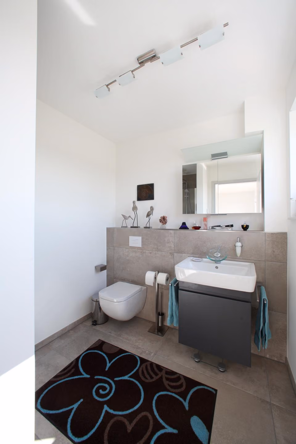Gäste-WC mit Waschbecken und Unterschrank