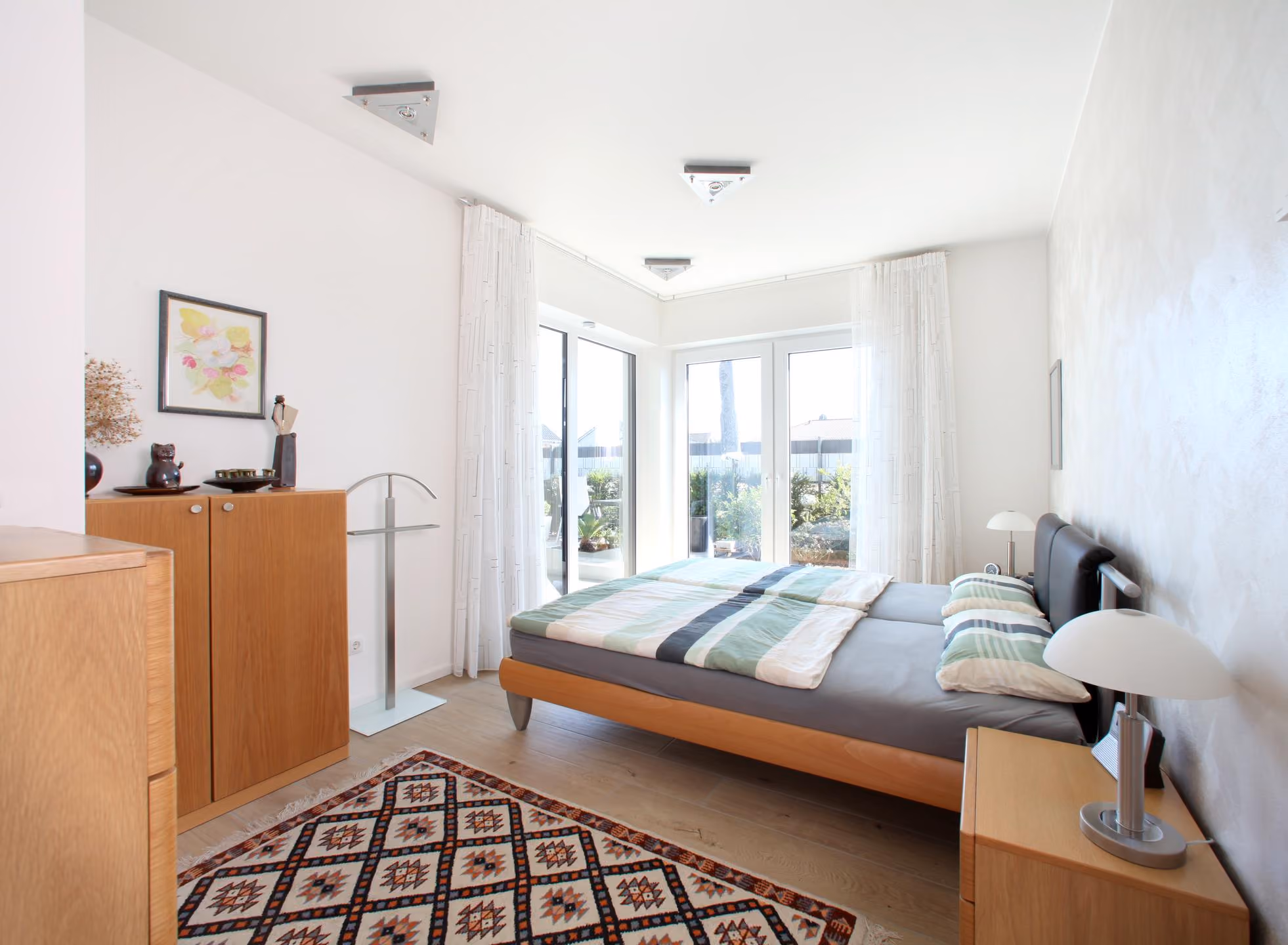 Schlafzimmer mit Doppelbett und Kommode