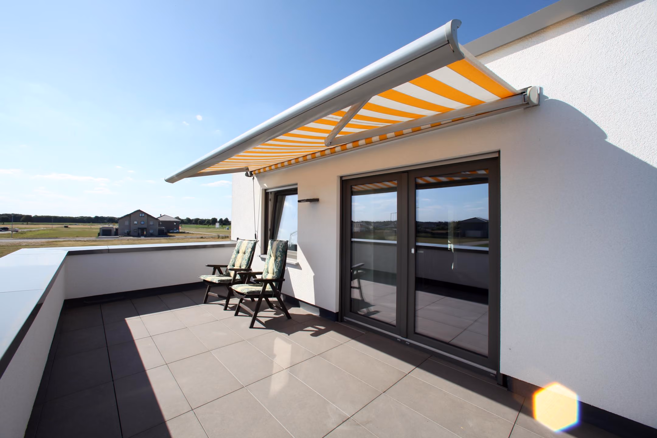 Dachterrasse mit Sonnenschutz und Sitzplatz